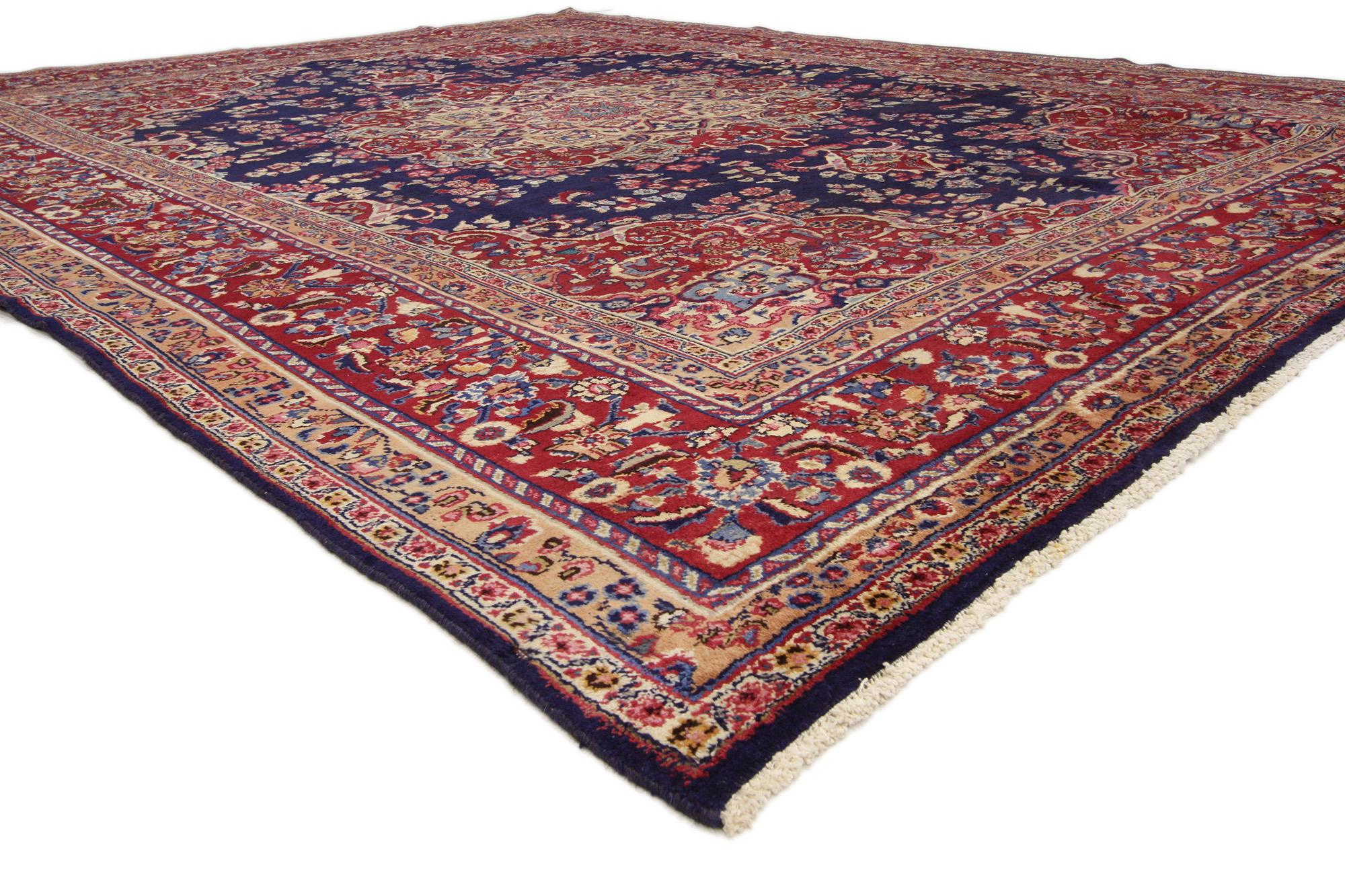 76253 Tapis persan Vintage Mashhad, 09'04 x 12'07. Plongez dans l'allure opulente de ce tapis persan vintage Mashhad en laine méticuleusement noué à la main, un témoignage de la riche tradition de l'artisanat du tapis qui émane de la région nord-est