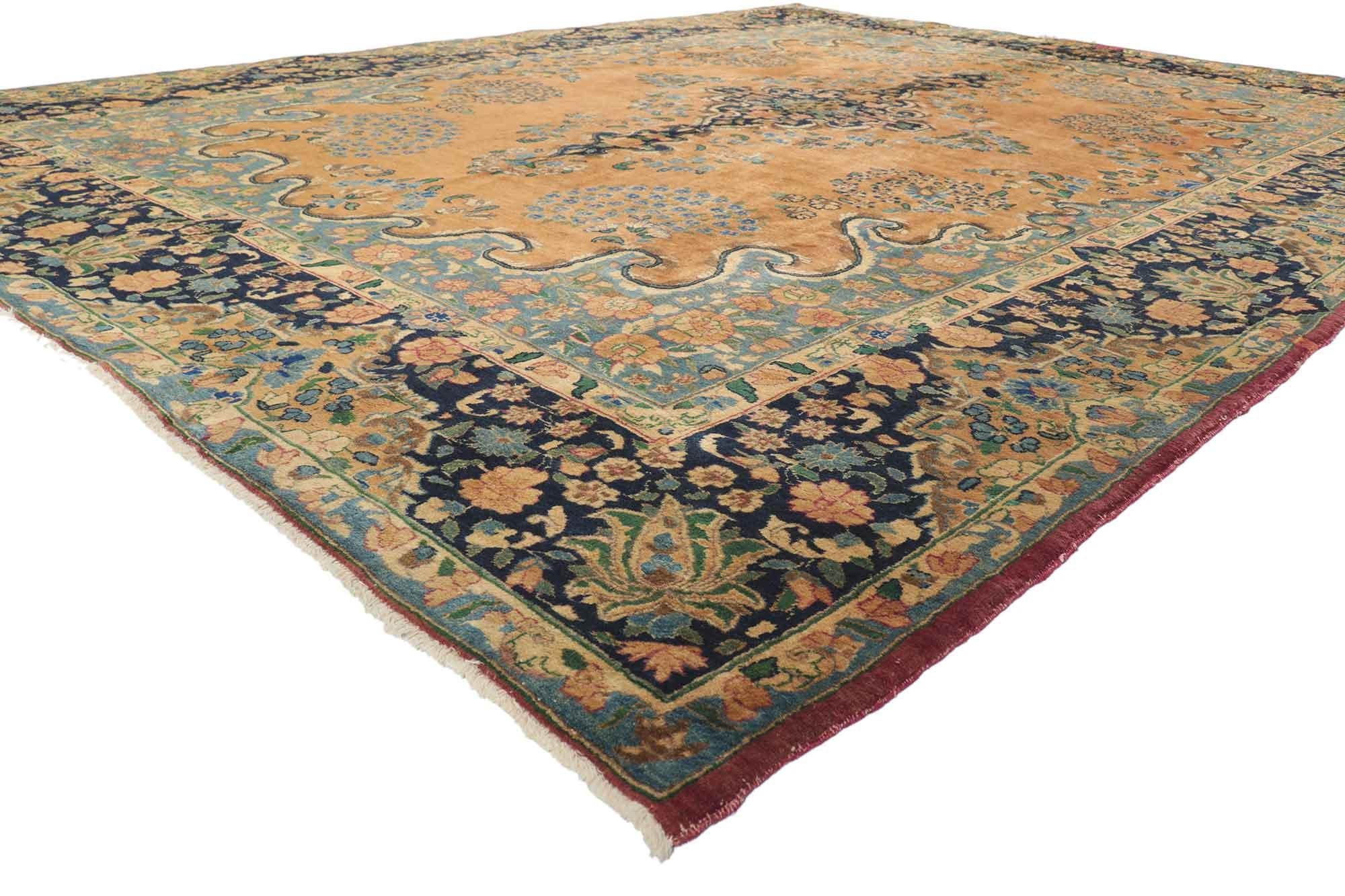 76324 Persischer Mashhad-Teppich im Arabesken-Barock-Regency-Stil. Dieser handgeknüpfte alte persische Mashhad-Teppich aus Wolle zeigt ein typisches Mashhad-Medaillon mit kleinen blühenden Blumensträußen auf einem karamellfarbenen Feld. Das