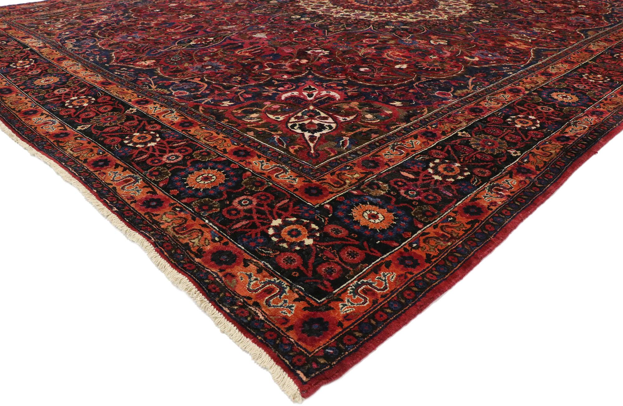 75668, persischer Mashhad Teppich im viktorianischen Luxe-Stil. Dieser handgeknüpfte persische Mashhad-Teppich aus Wolle zeigt ein rundes Mashhad-Medaillon mit 16 Punkten, das an beiden Enden von Palmetten flankiert wird und inmitten von