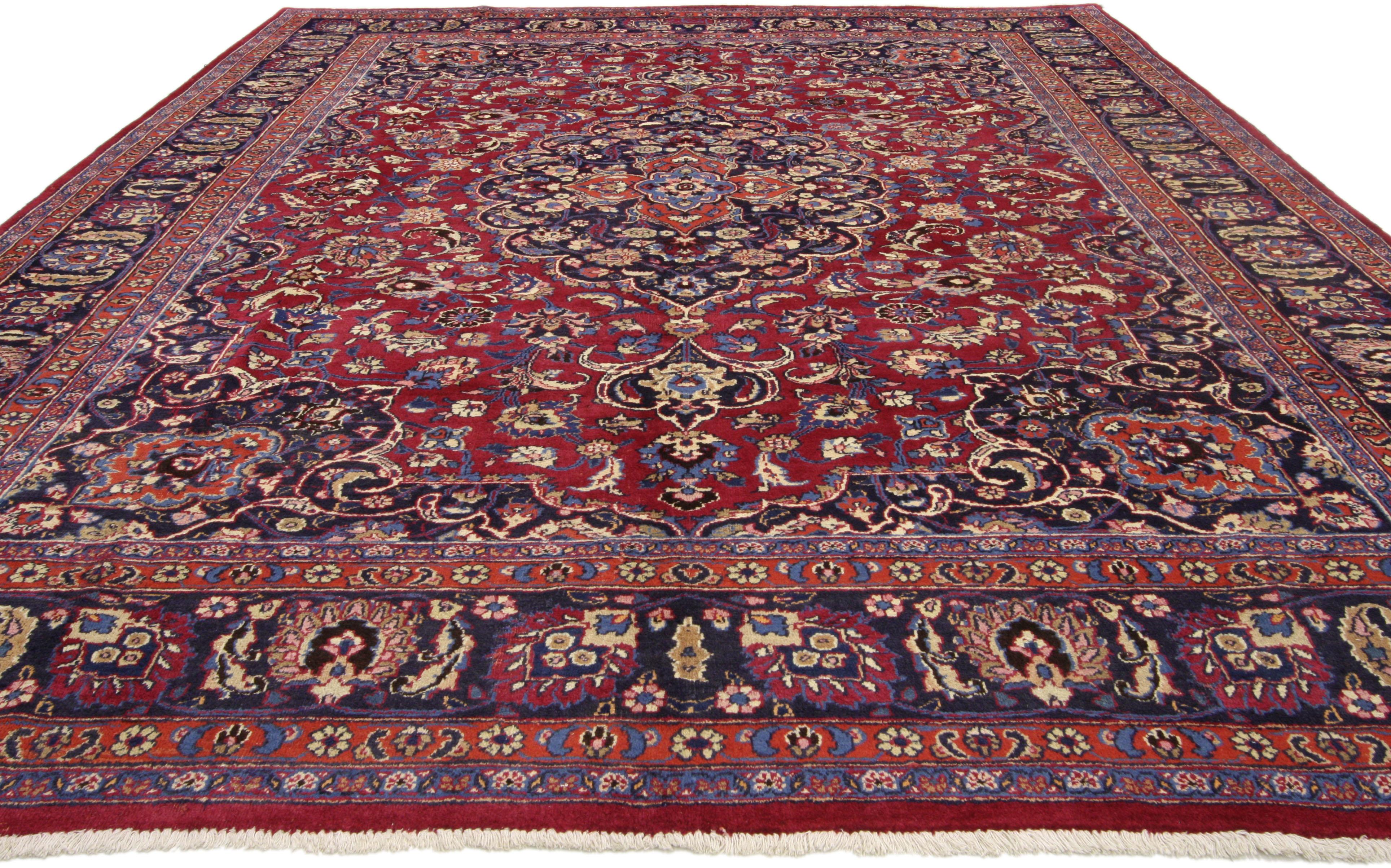 79669 Tappeto persiano vintage Mashhad con stile Arabesque Baroque Regency. Questo tappeto persiano vintage Mashhad in lana annodato a mano presenta un medaglione Mashhad a 16 punti in un campo di palmette, foglie dentellate e fiori in fiore. Il