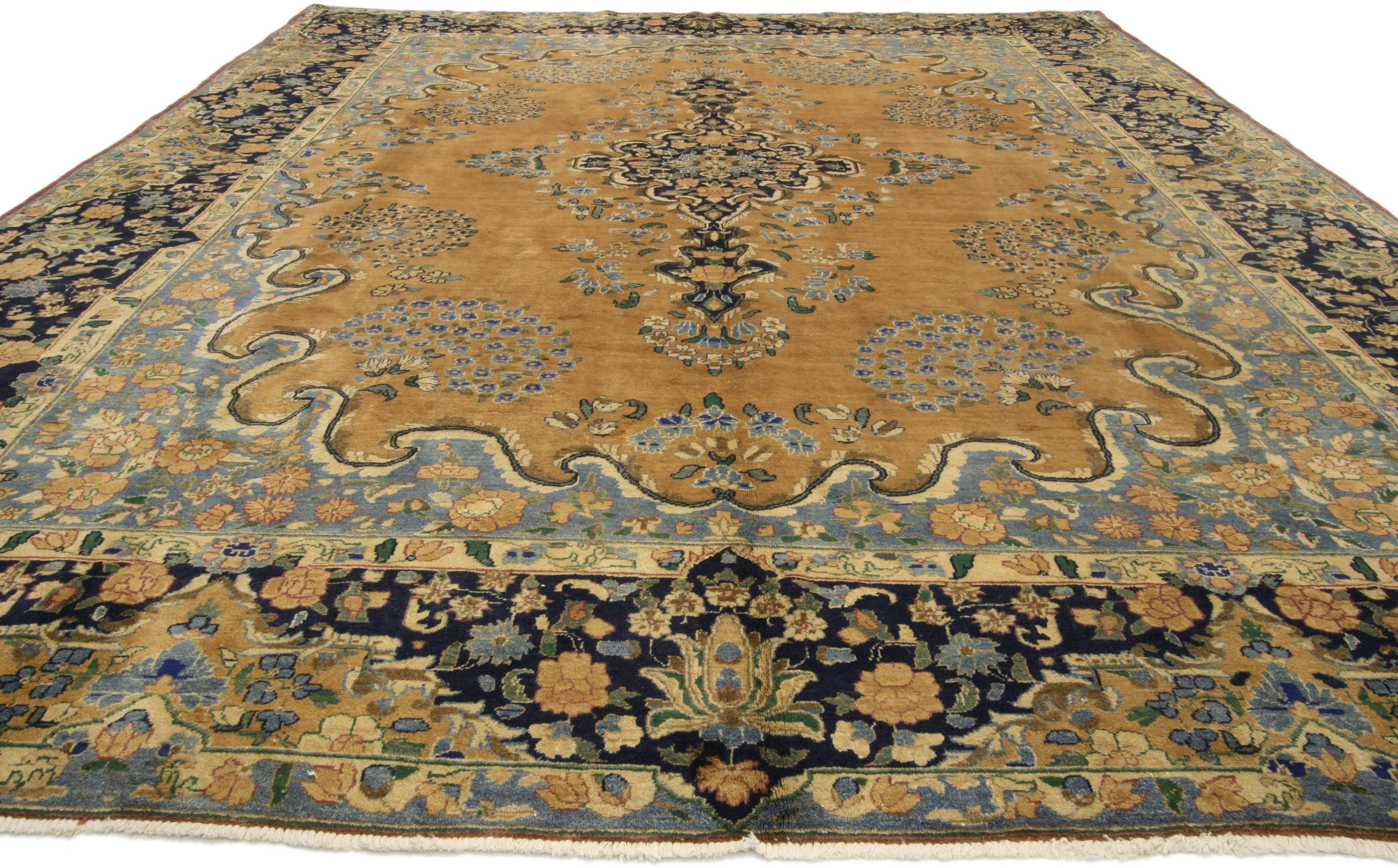 Vintage Vintage Persischer Mashhad-Teppich mit arabischem Barock Regency-Stil, Vintage (20. Jahrhundert) im Angebot