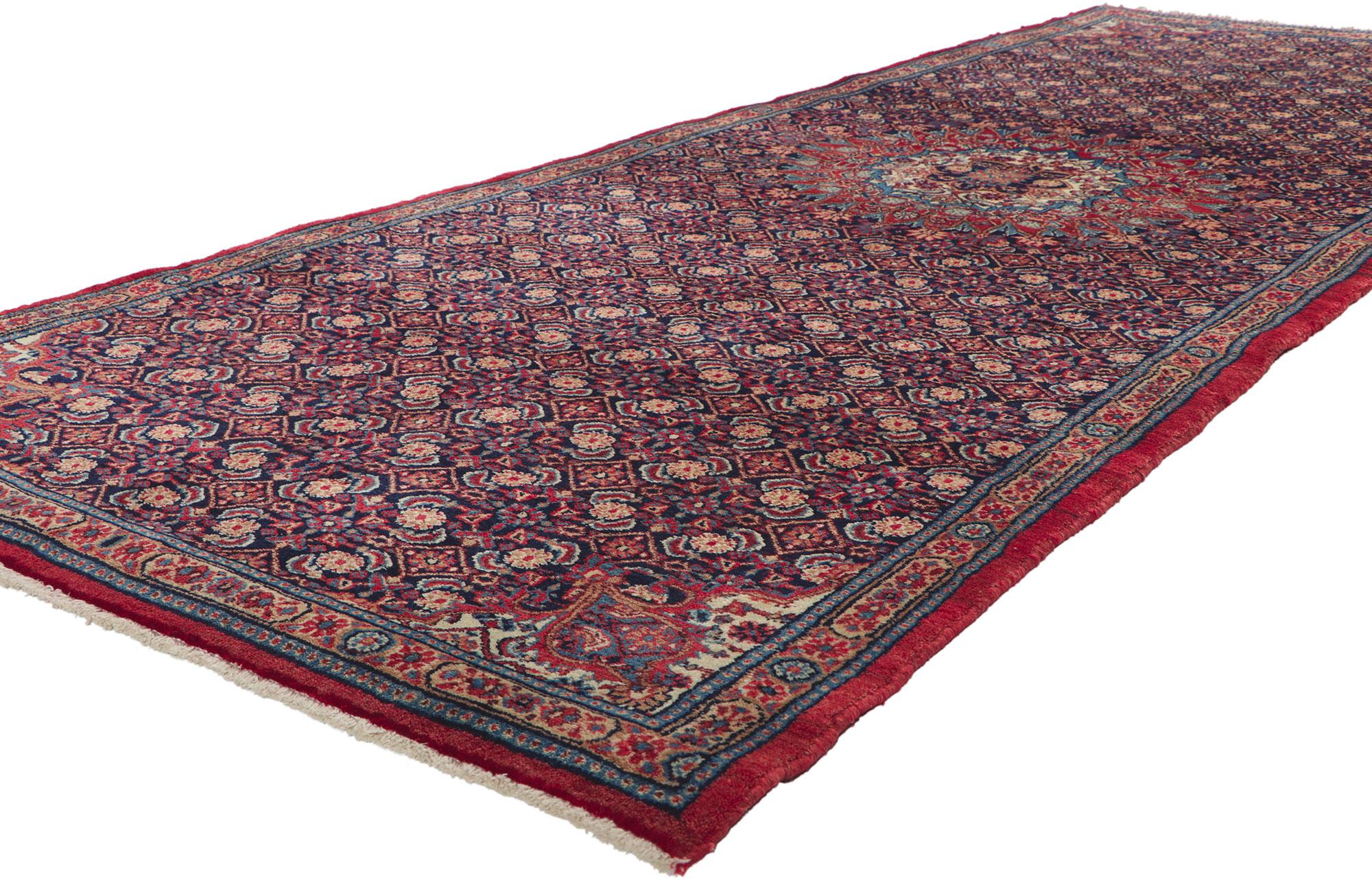 61150 Vintage Persian Mashhad Läufer, 03'05 x 09'03.
Mit seinem zeitlosen Stil, seinen unglaublichen Details und seiner Textur ist dieser handgeknüpfte persische Mashhad-Läufer aus Wolle eine fesselnde Vision gewebter Schönheit. Das klassische