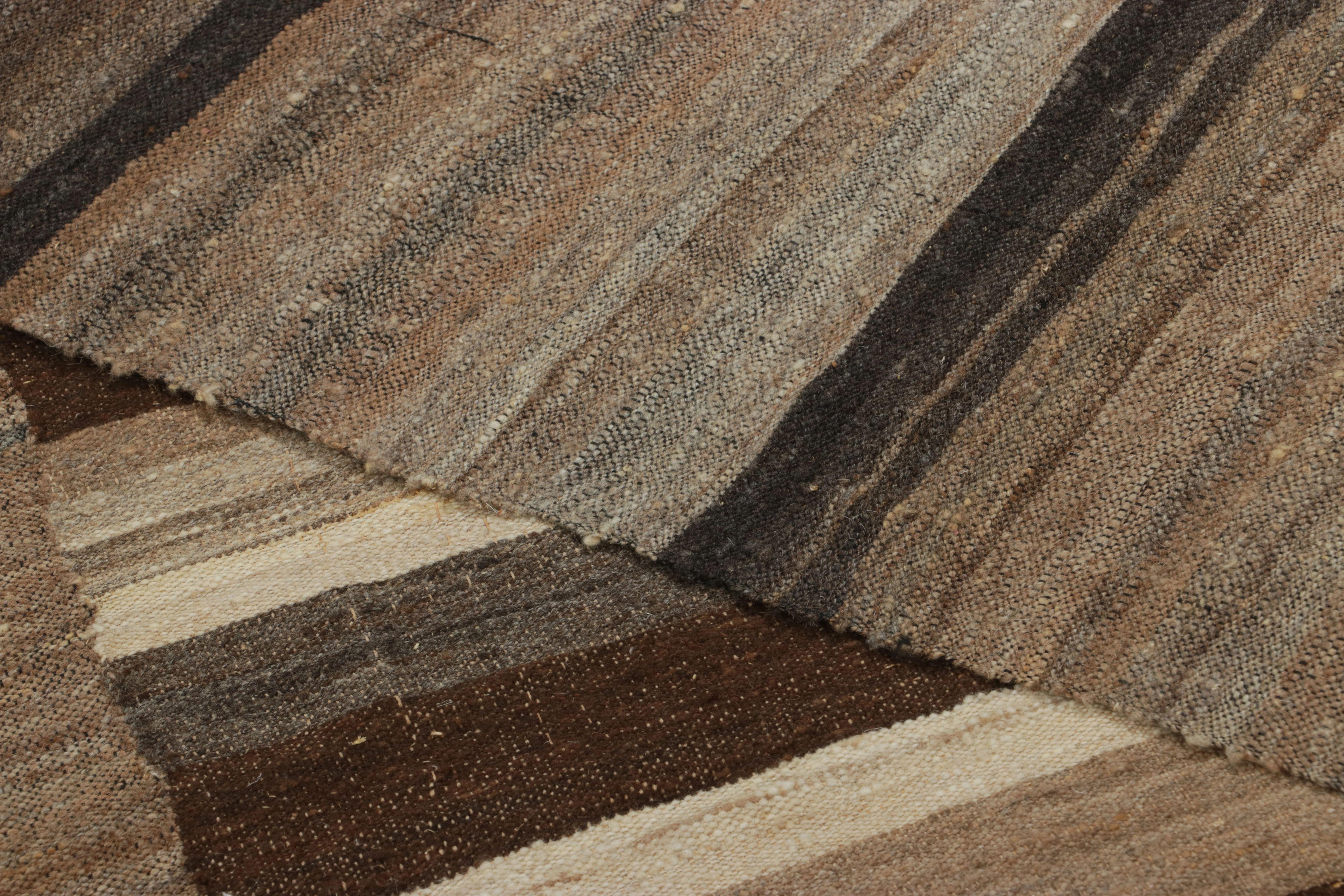  Dieser handgewebte, extralange persische Kelim im Format 13x24 ist die neueste Ergänzung der begehrten Kilim & Flachgewebe-Kollektion von Rug & Kilim.  

Über das Design: 

Dieser Mazandaran-Kelim ist eine Interpretation eines der ältesten gewebten