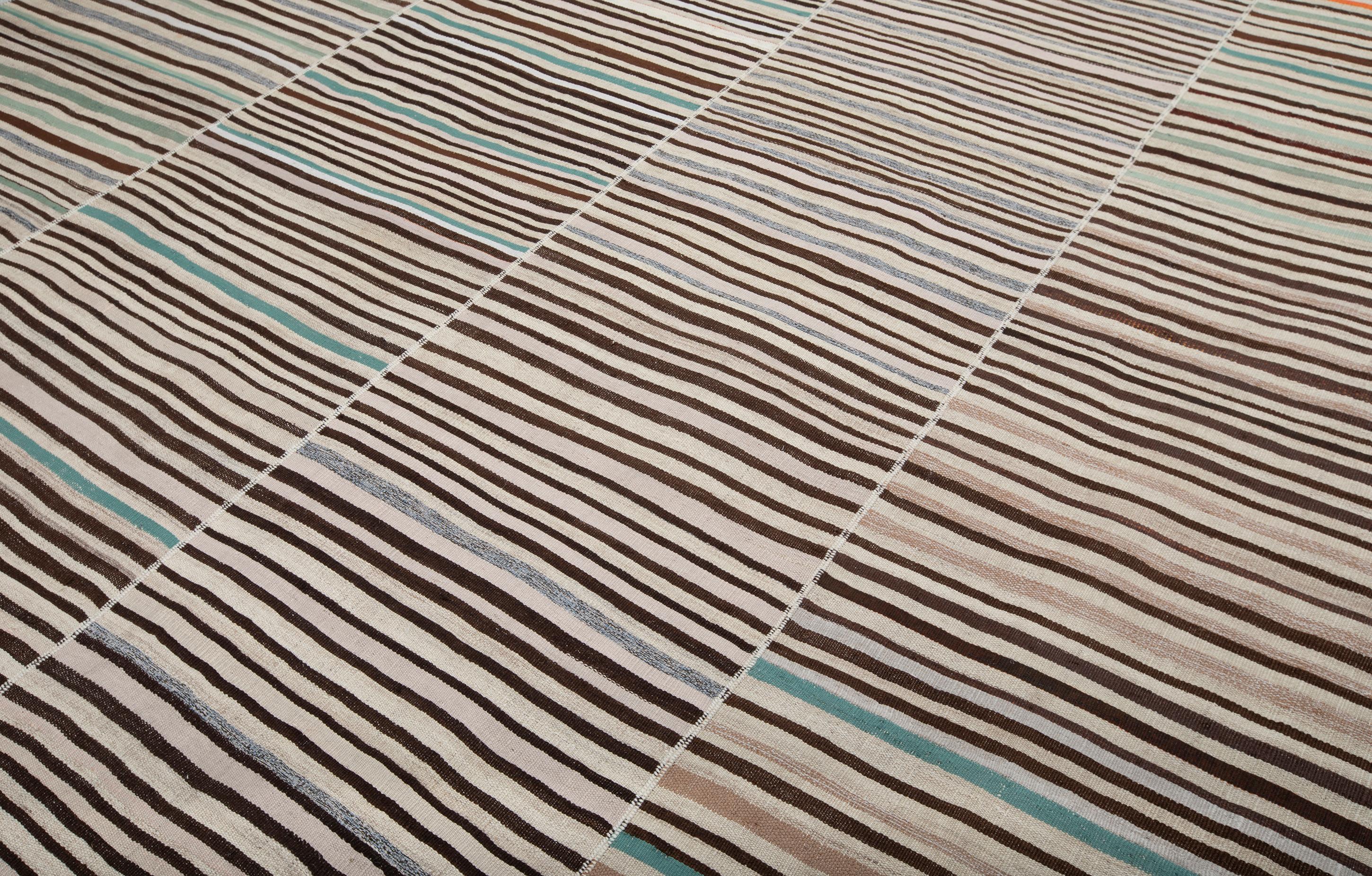 Fabriquée à partir de la laine persane la plus fine, notre collection Mazandaran met en valeur la sophistication minimaliste qui existait bien avant l'ère moderne. La collection s'inspire des kilims tissés par les femmes persanes dans la province de