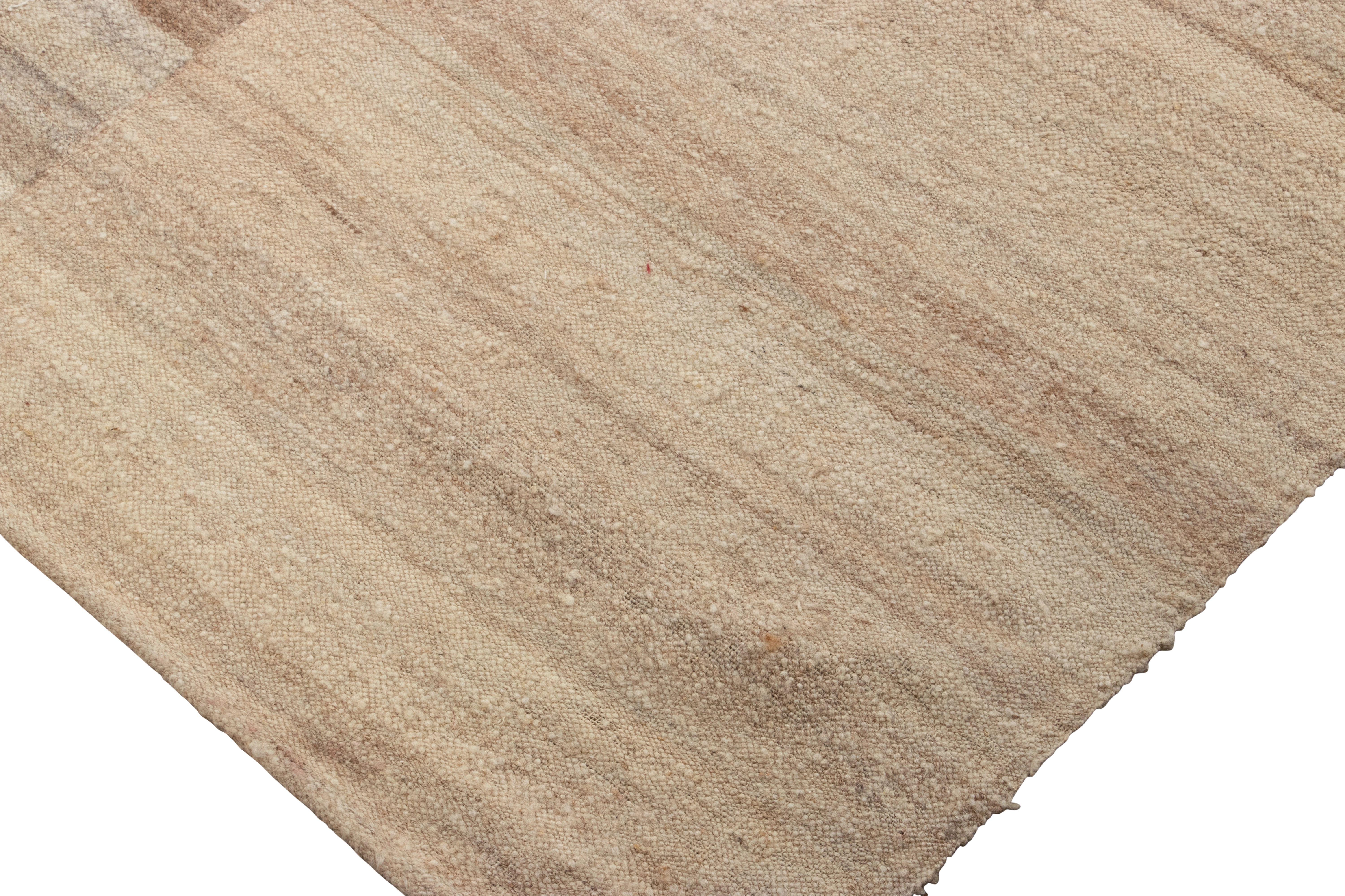 Vintage Persian Mazandaran Kilim in Beige-Braun gestreiftes Muster - Rug & Kilim (Kelim) im Angebot