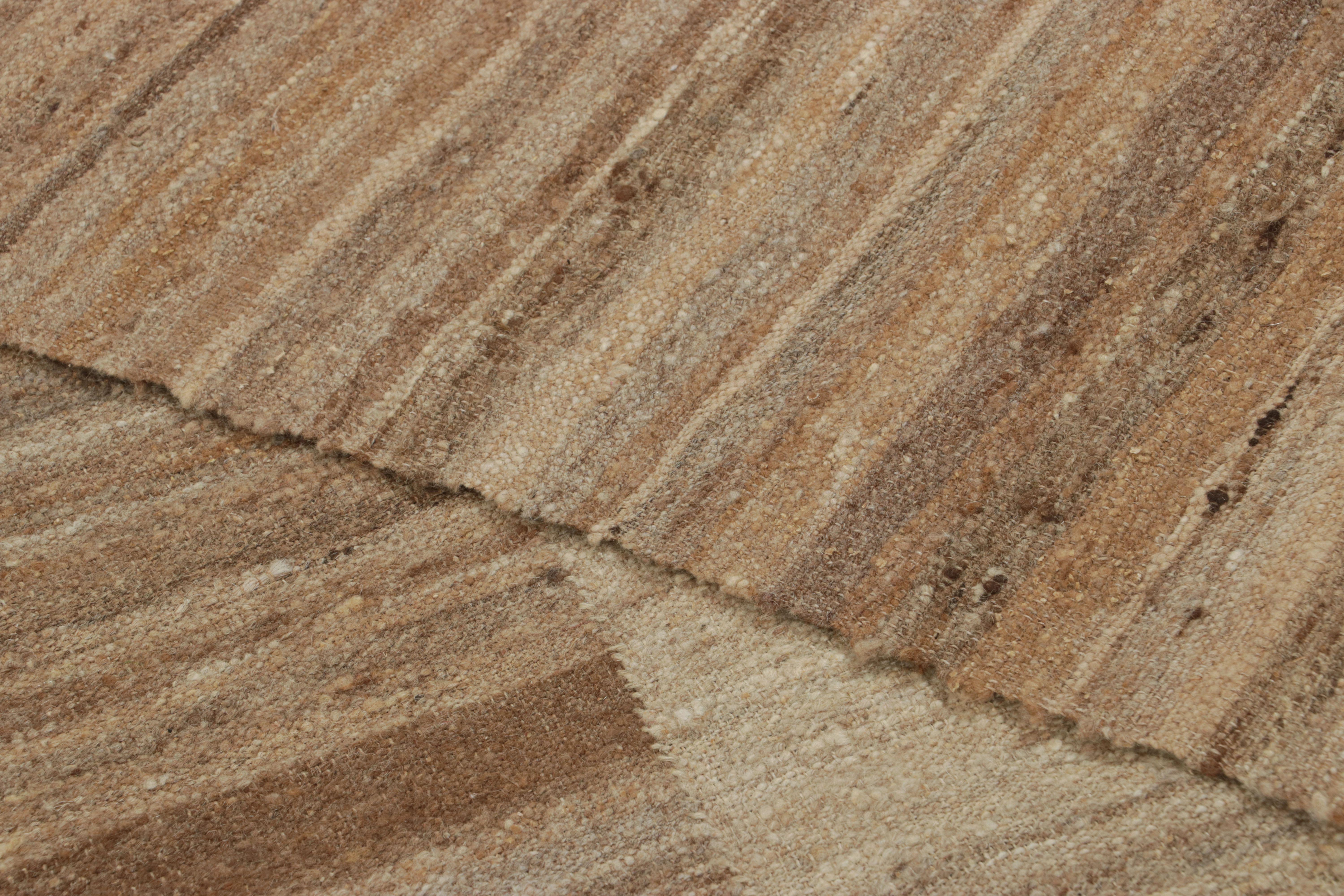 Vintage Persian Mazandaran Kilim in Beige-Braun gestreiftes Muster - Rug & Kilim (Mitte des 20. Jahrhunderts) im Angebot