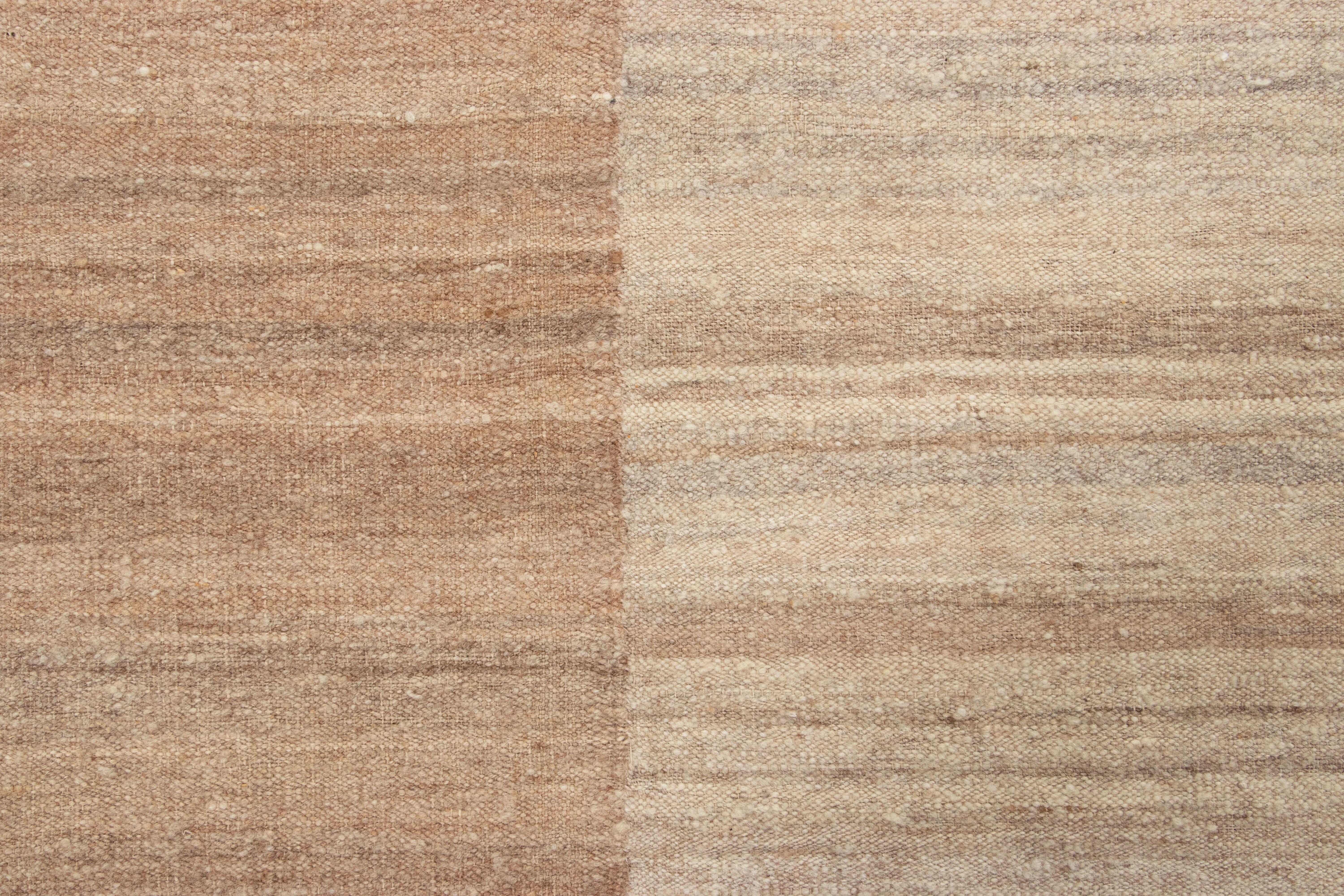 Vintage Persian Mazandaran Kilim in Beige-Braun gestreiftes Muster - Rug & Kilim (Mitte des 20. Jahrhunderts) im Angebot