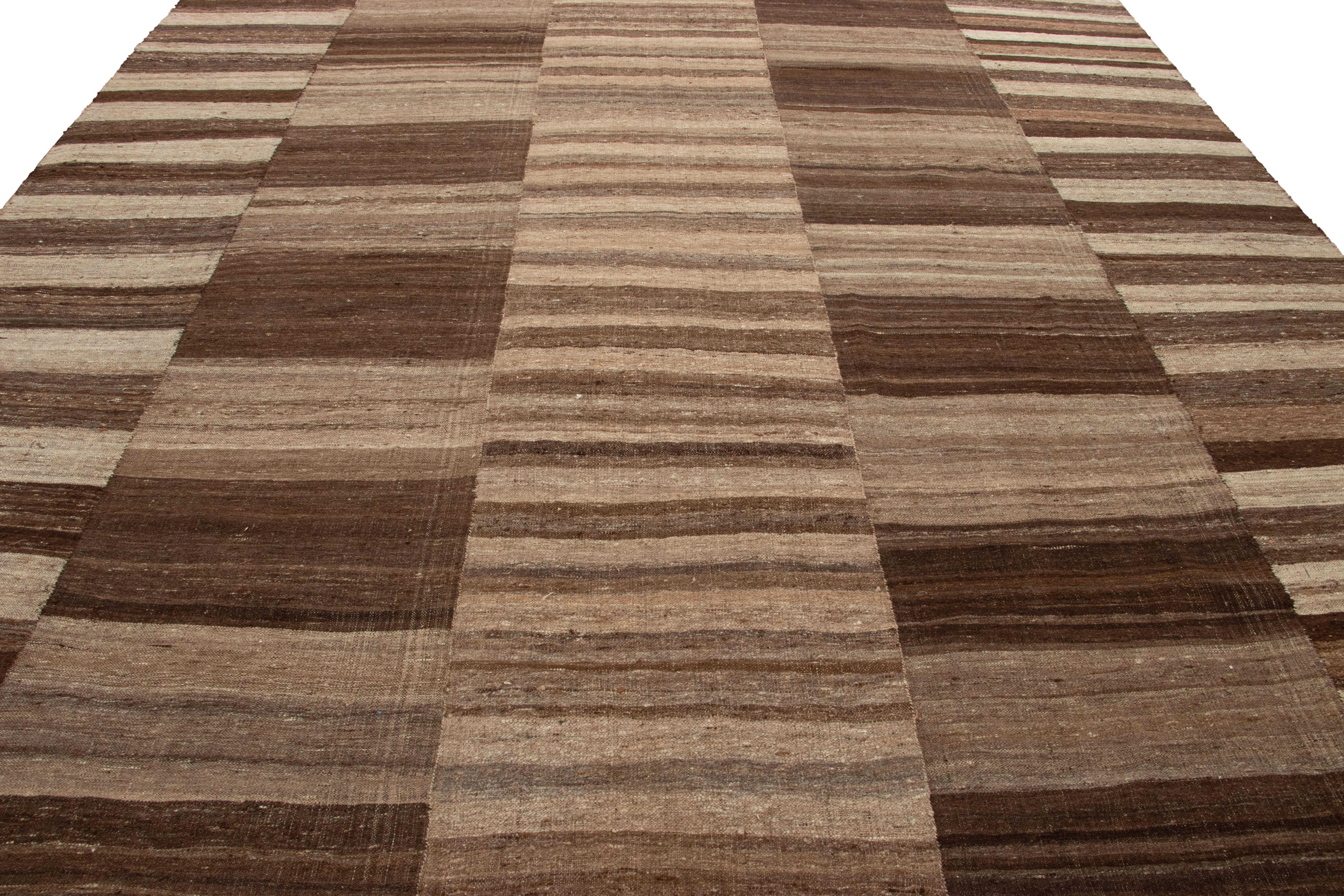 Perse Kilim persan vintage de Mazandaran à motifs rayés beige-brun - Rug & Kilim en vente