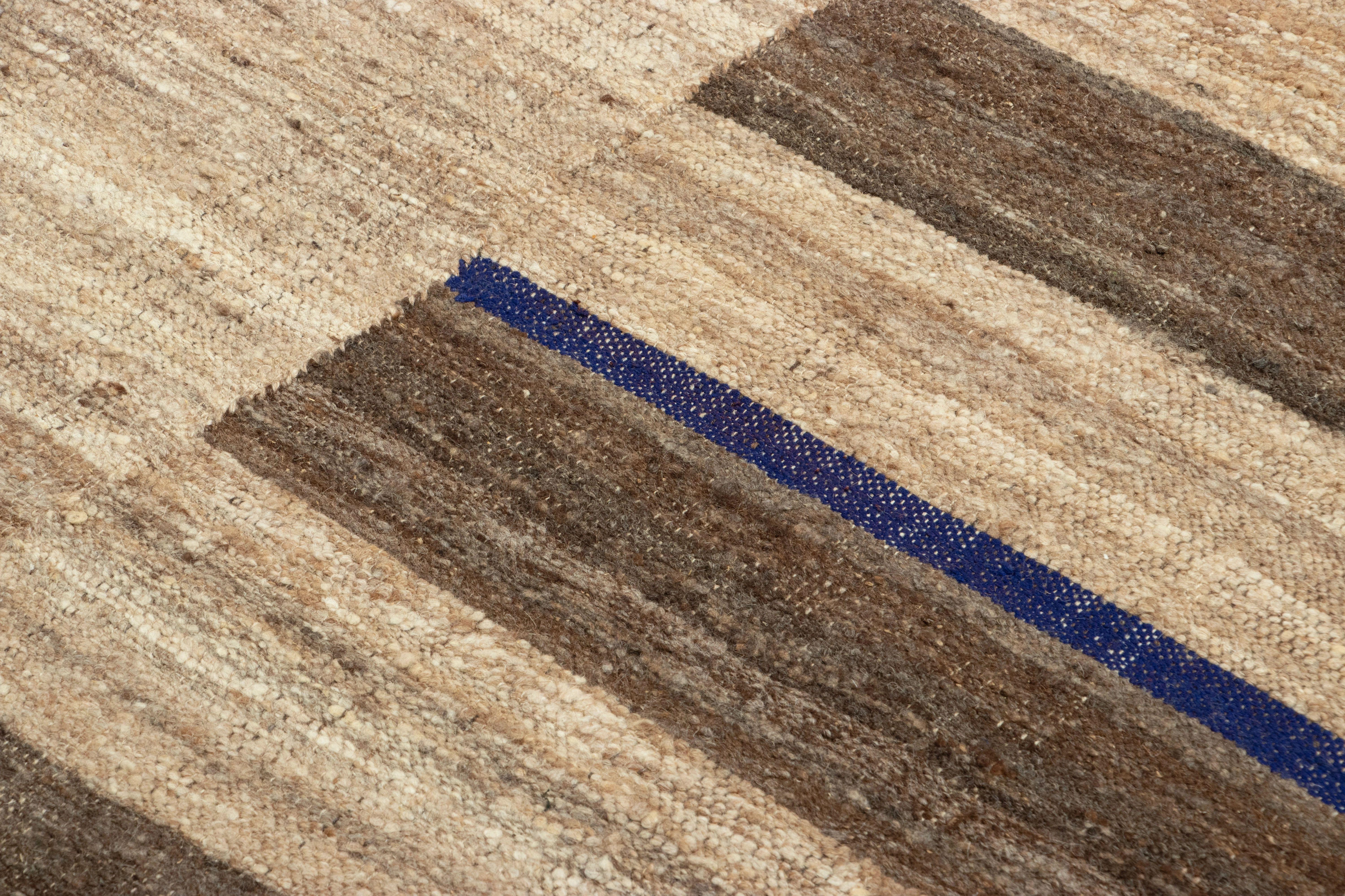 Vintage Persian Mazandaran Kilim in Beige-Braun gestreift - Rug & Kilim (Persisch) im Angebot