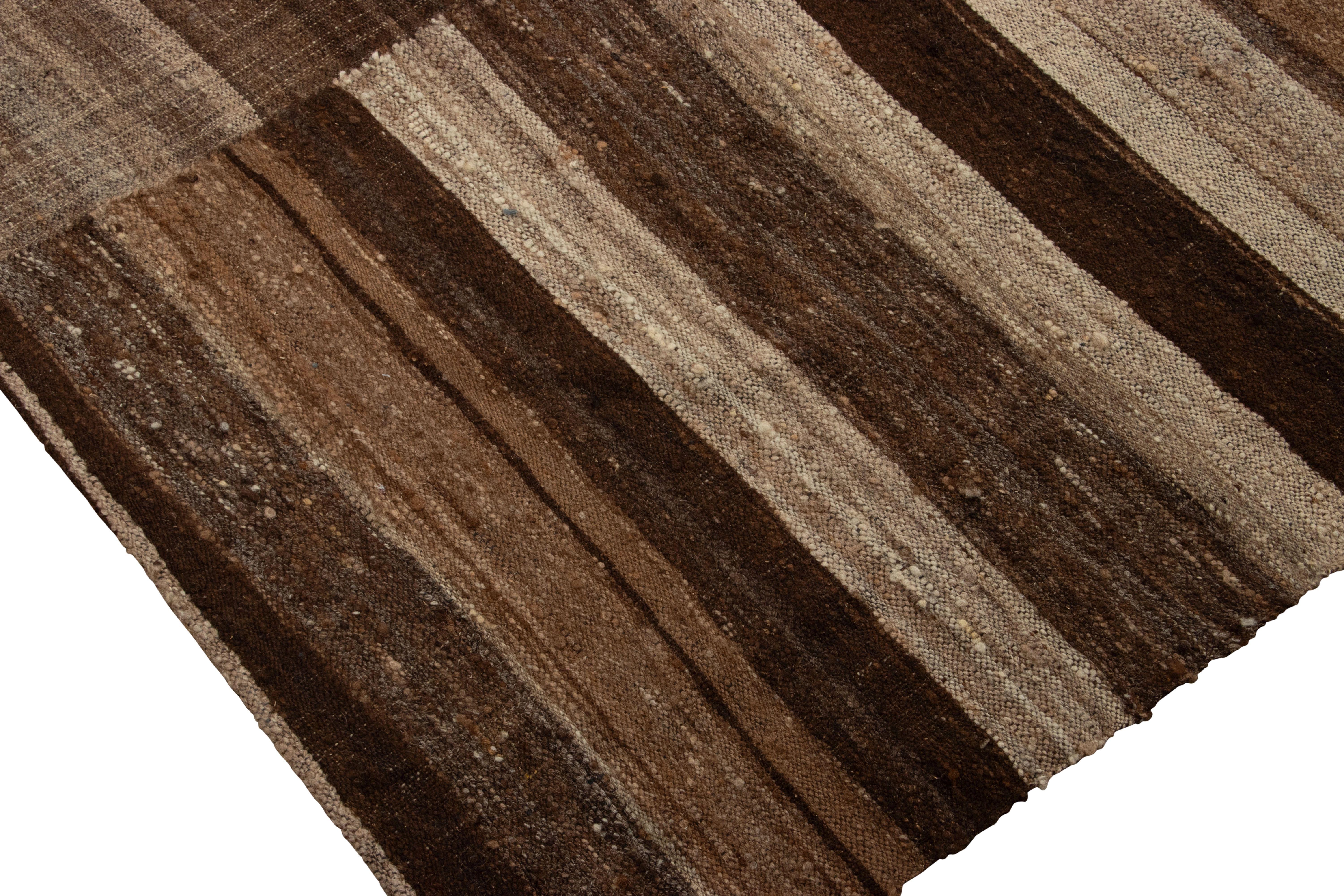 Tissé à la main Kilim persan vintage de Mazandaran à motifs rayés beige-brun - Rug & Kilim en vente