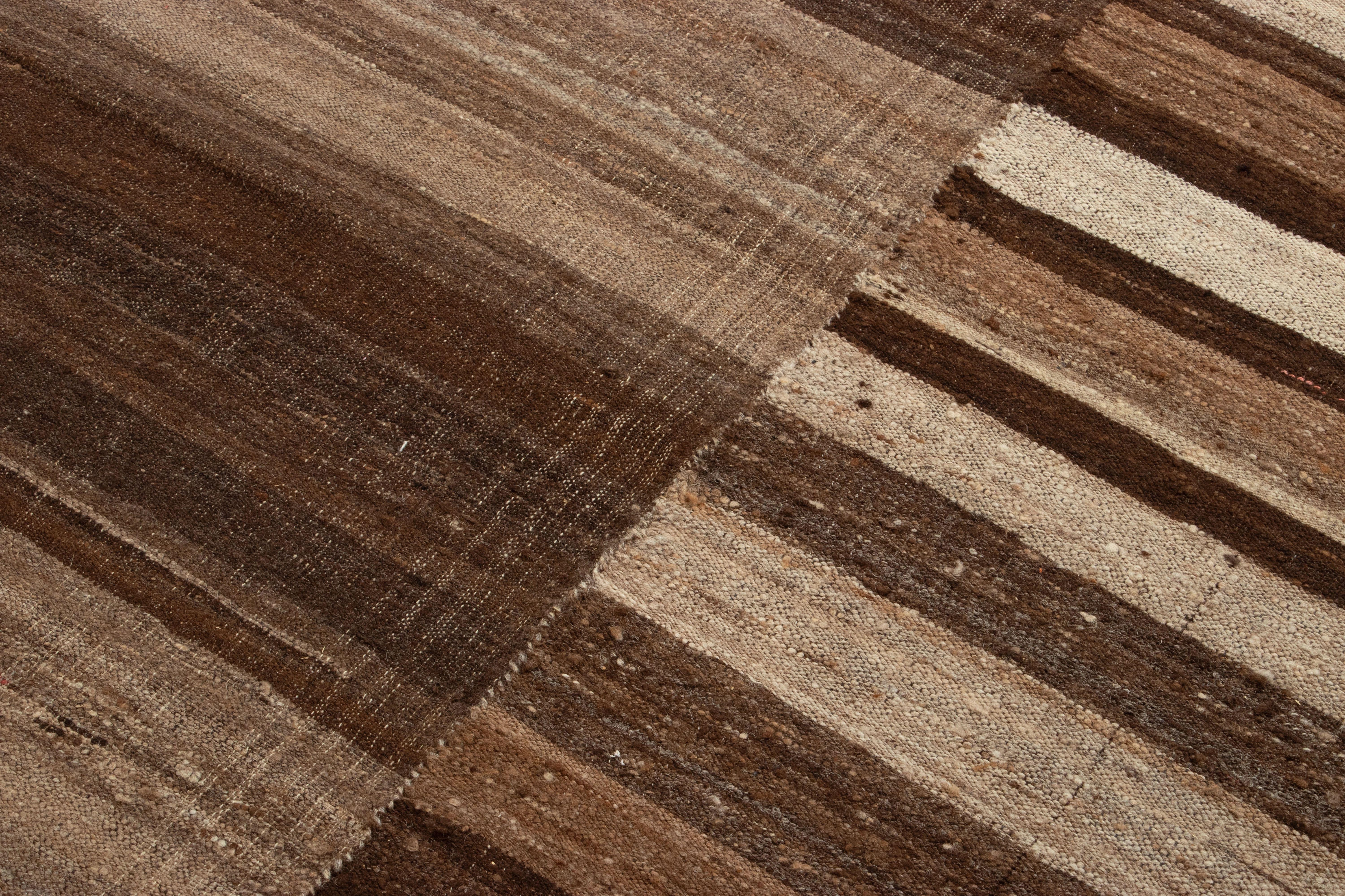 Milieu du XXe siècle Kilim persan vintage de Mazandaran à motifs rayés beige-brun - Rug & Kilim en vente