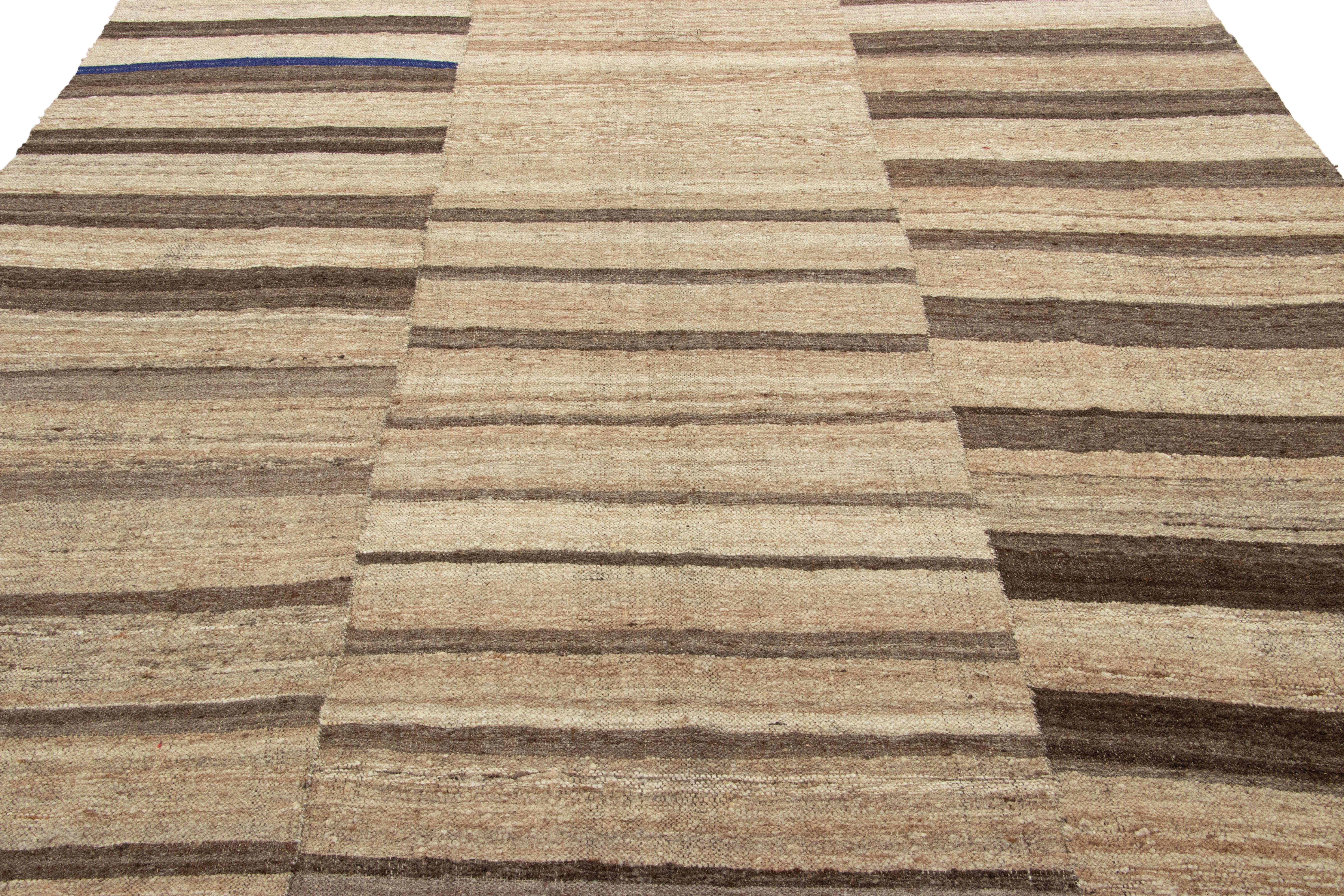 Vintage Persian Mazandaran Kilim in Beige-Braun gestreift - Rug & Kilim (Mitte 17. Jahrhundert) im Angebot
