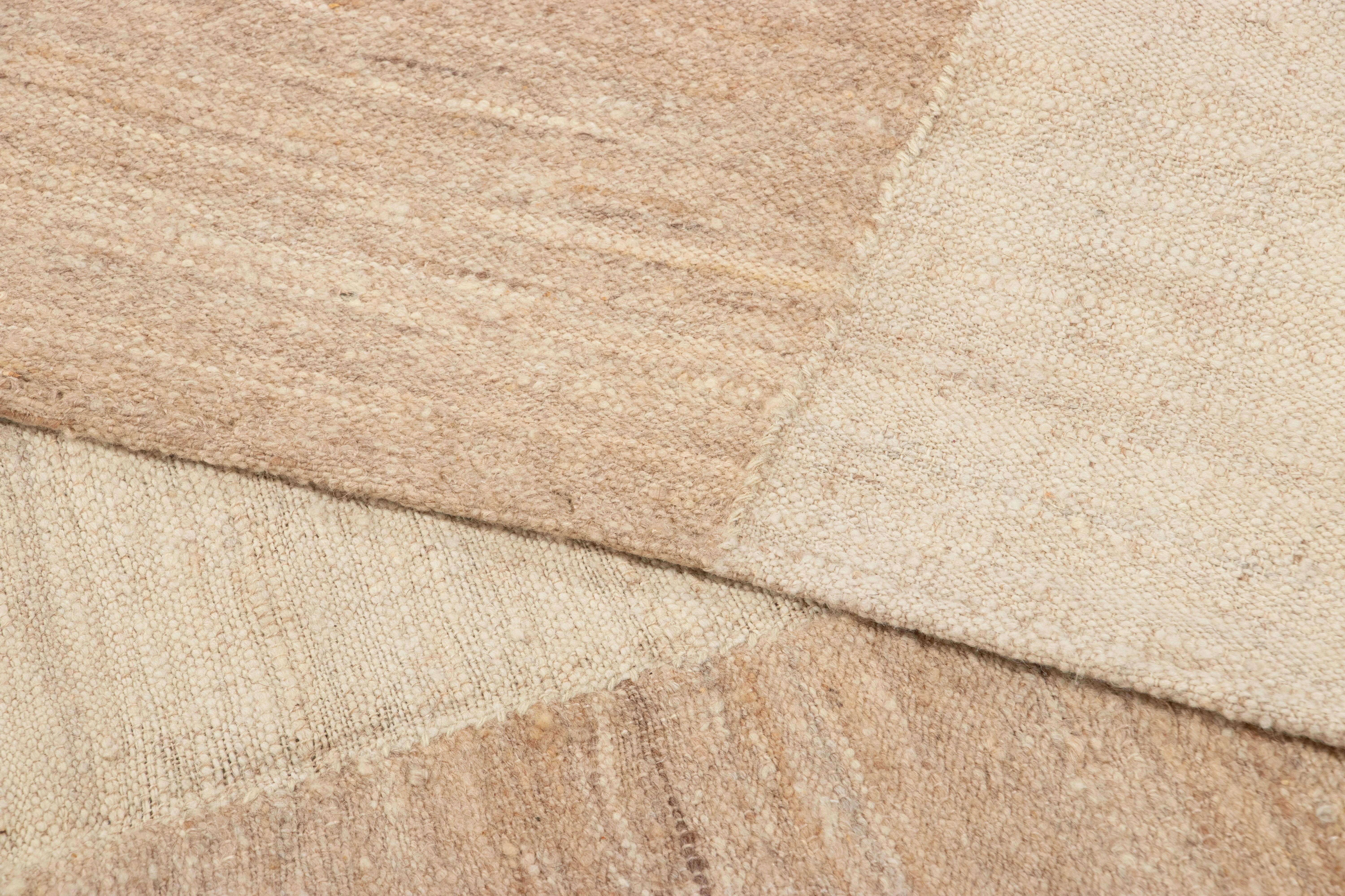 Persiano Kilim persiano vintage di Mazandaran con motivo a righe beige e crema - Rug & Kilim in vendita