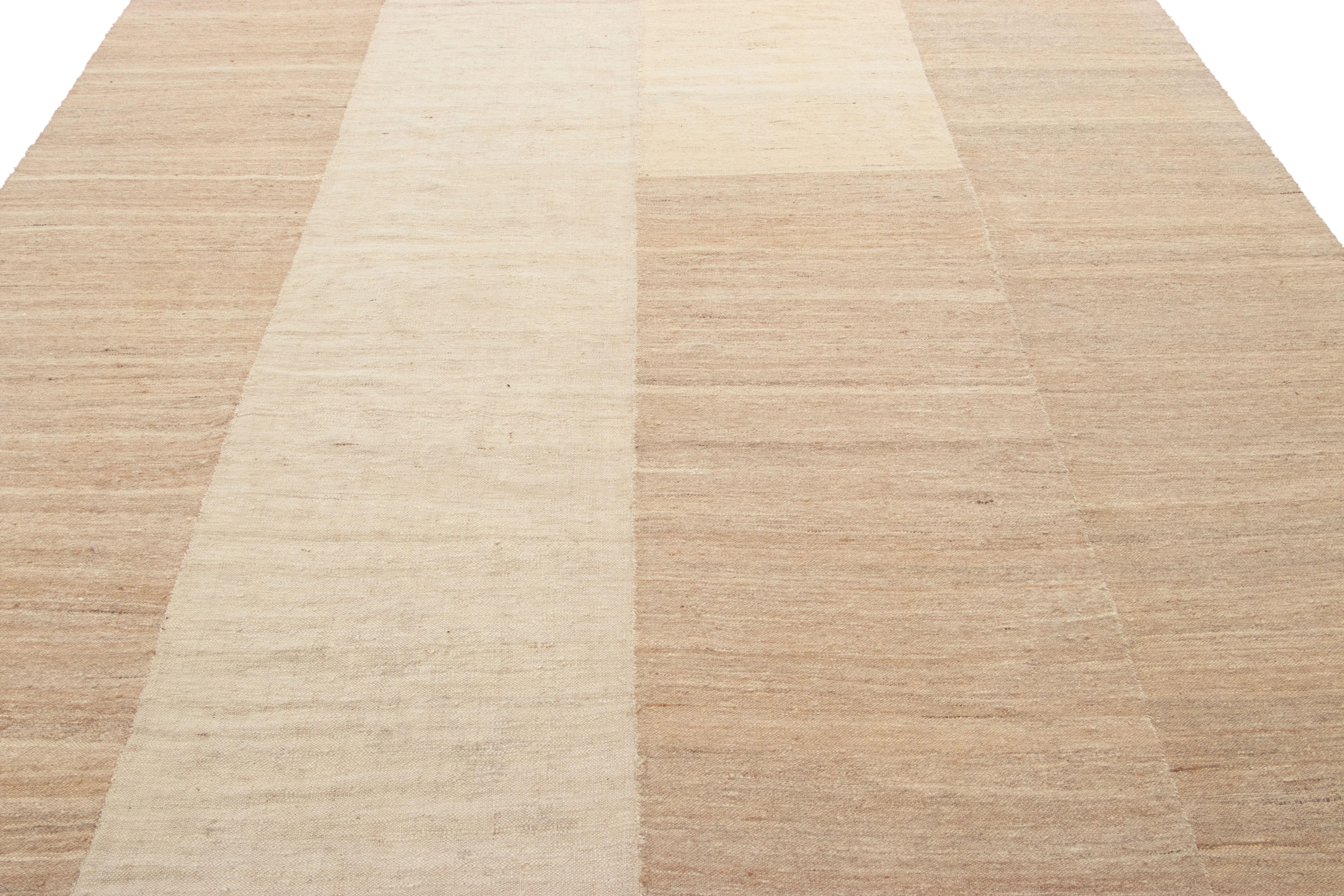 Annodato a mano Kilim persiano vintage di Mazandaran con motivo a righe beige e crema - Rug & Kilim in vendita