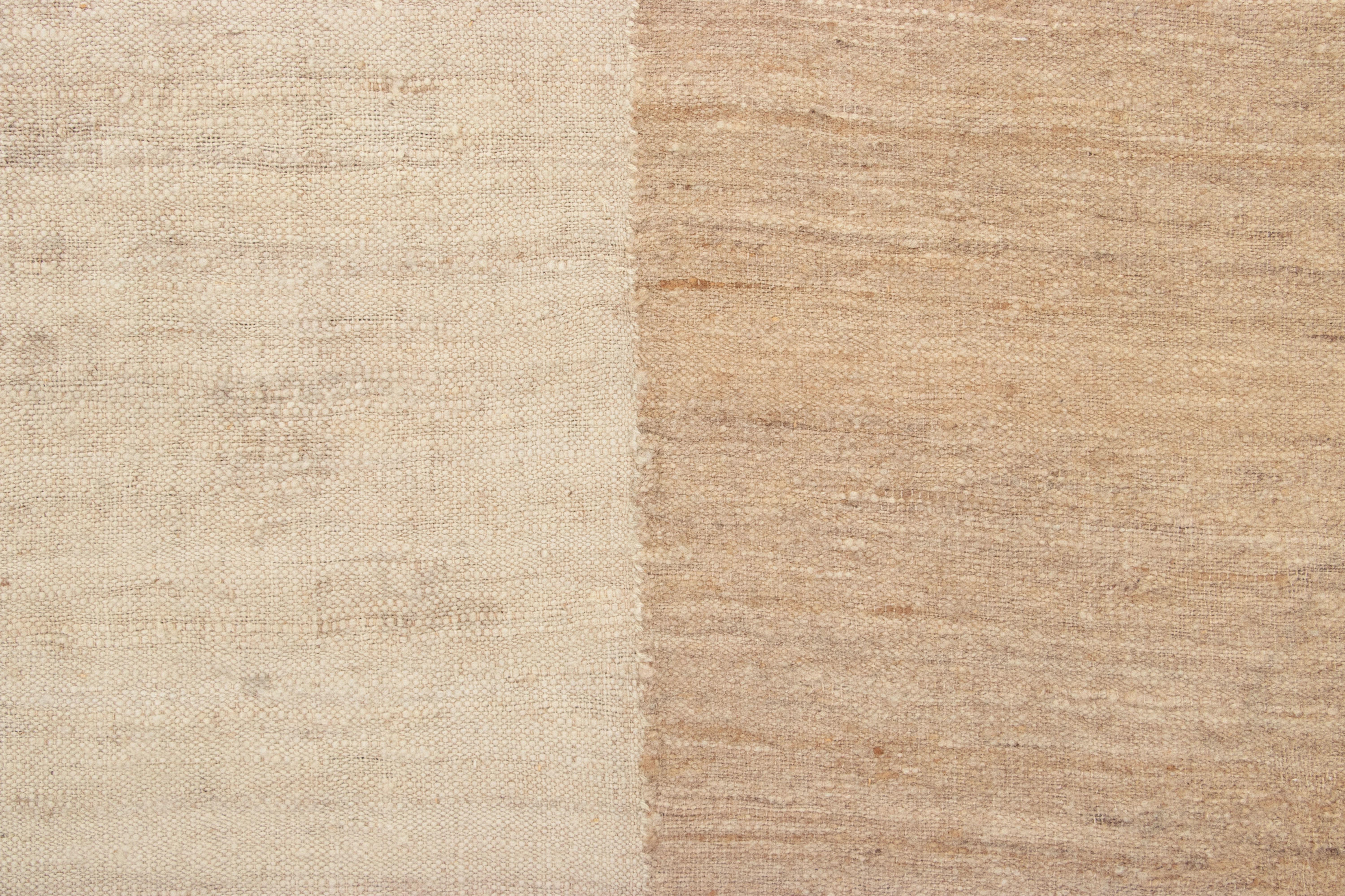Metà XVII secolo Kilim persiano vintage di Mazandaran con motivo a righe beige e crema - Rug & Kilim in vendita