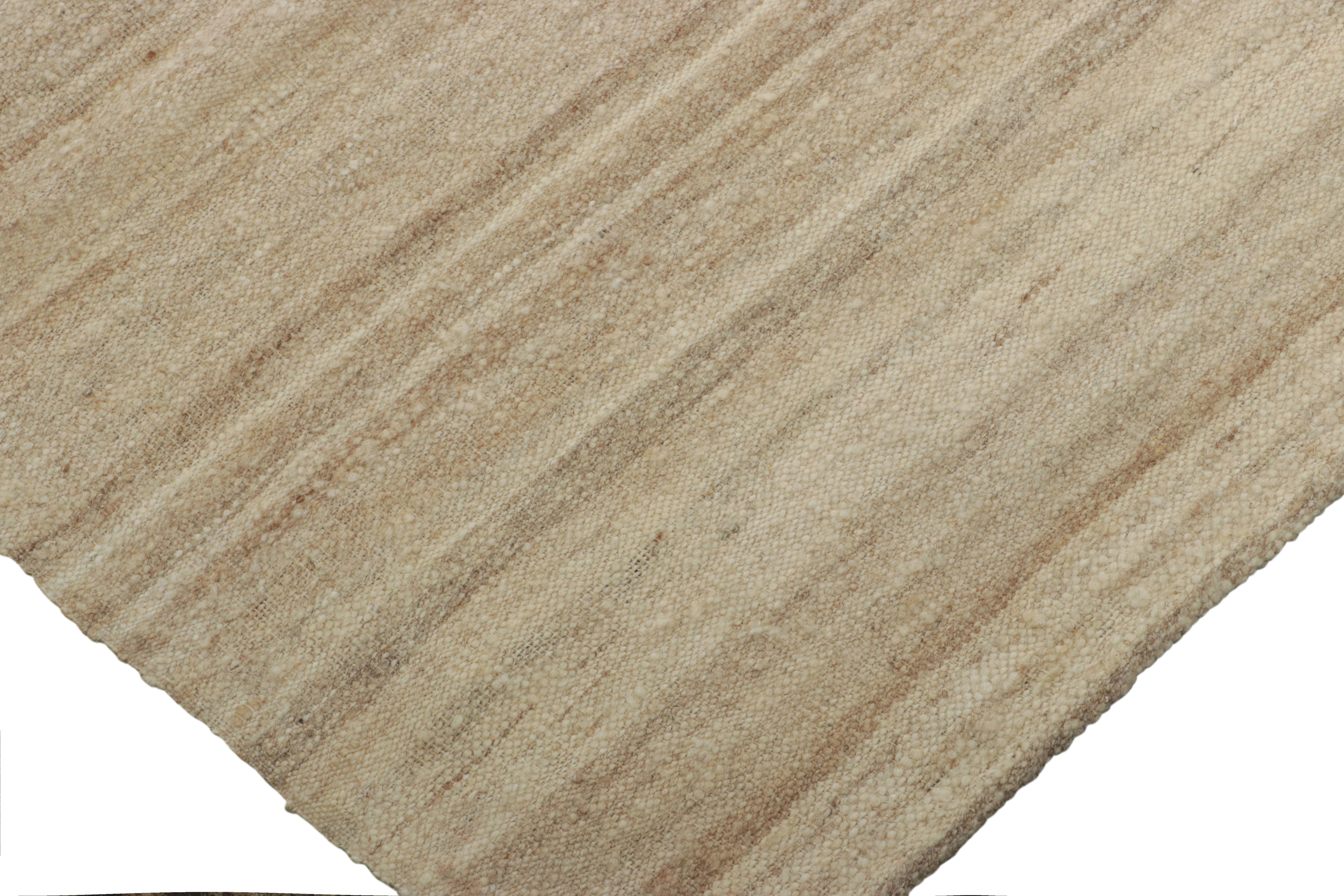 Metà XX secolo Kilim persiano d'epoca a strisce beige e crema - Rug & Kilim in vendita