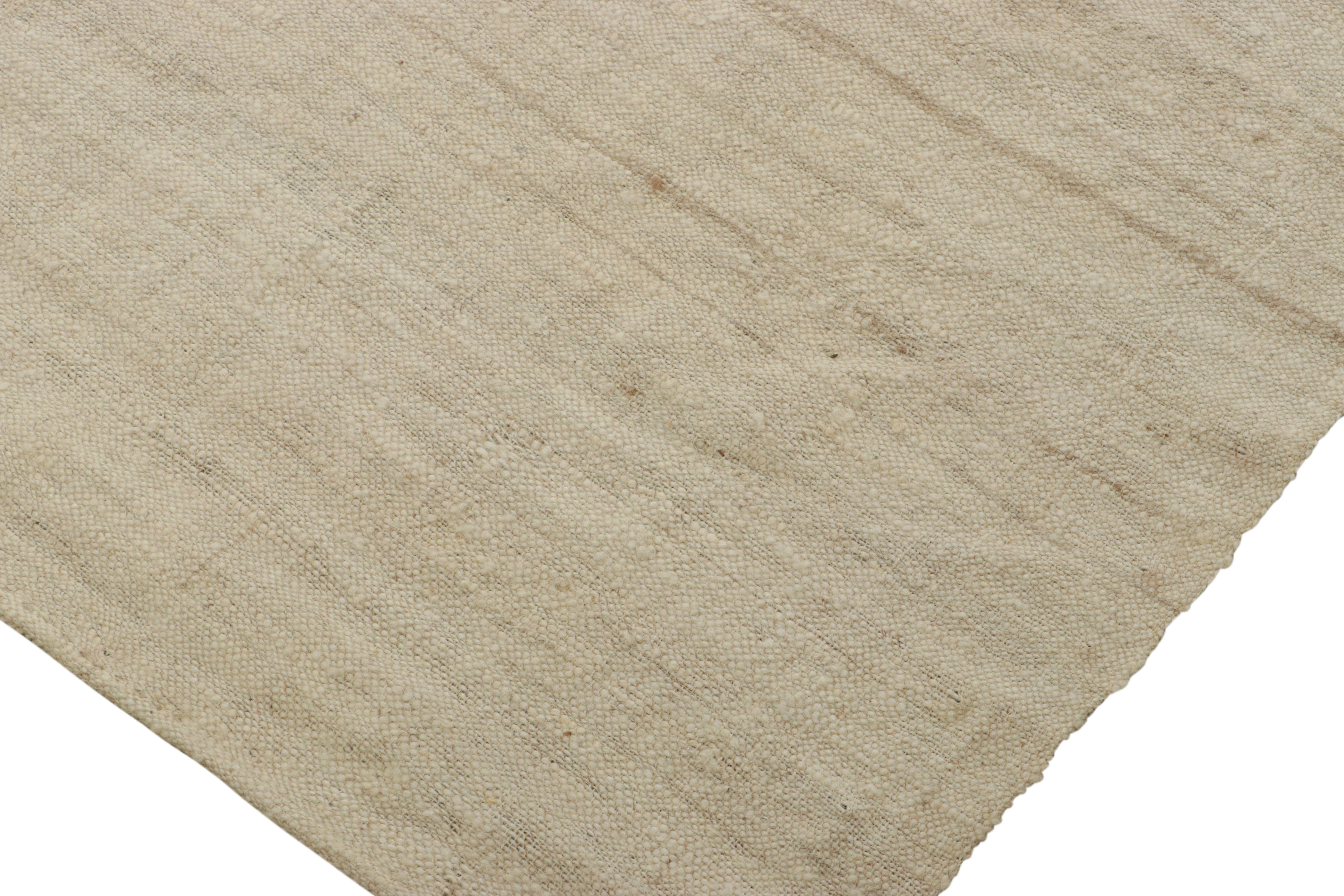  Dieser 11x14 große, handgewebte persische Kelim im Vintage-Stil ist die neueste Ergänzung der begehrten Kilim & Flachgewebe-Kollektion von Rug & Kilim.  

Über das Design: 

Dieser Mazandaran-Kelim ist eine Interpretation eines der ältesten