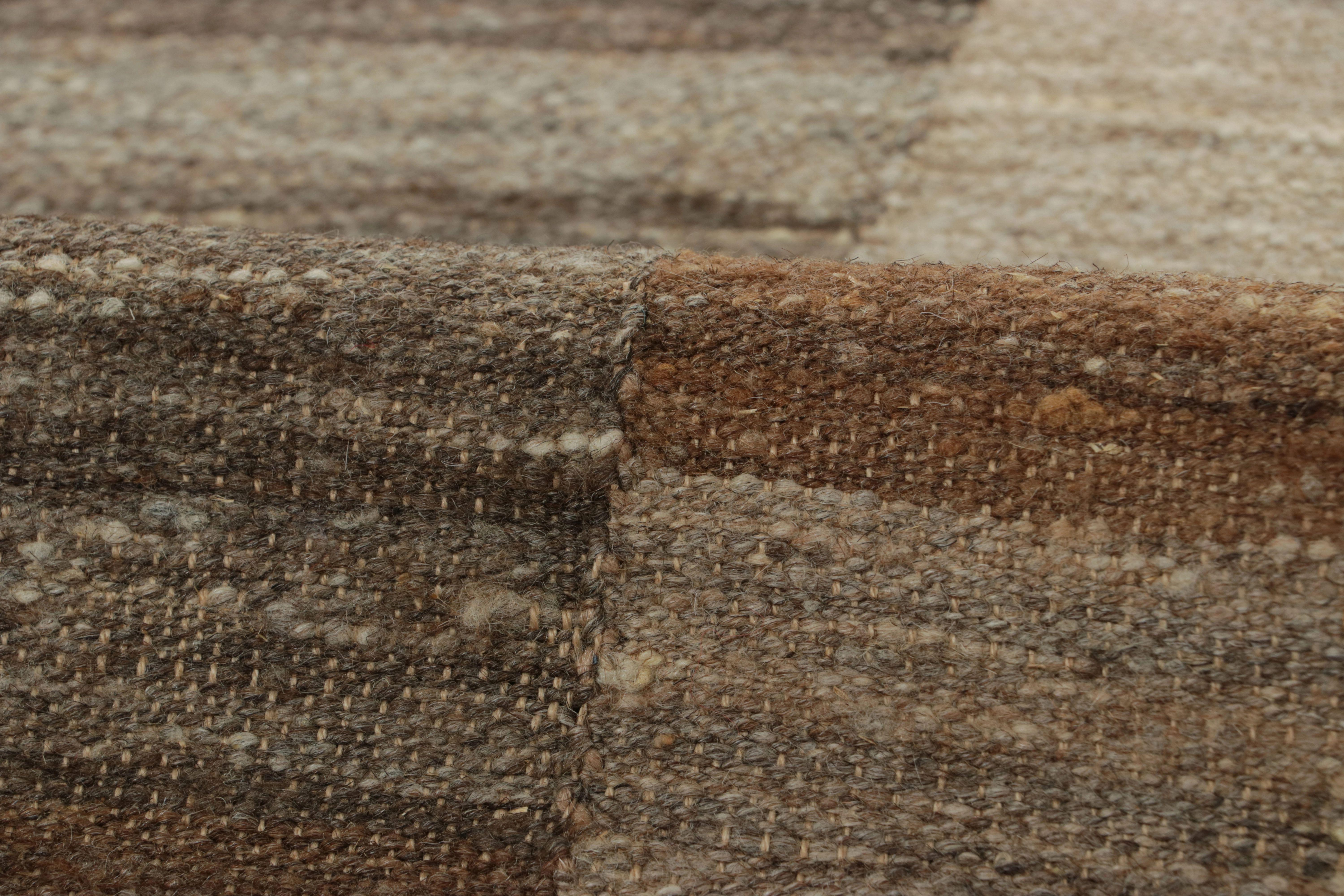 Vintage Persian Mazandaran Kilim in Braun und Beige gestreiftes Muster - Rug & Kili (Persisch) im Angebot