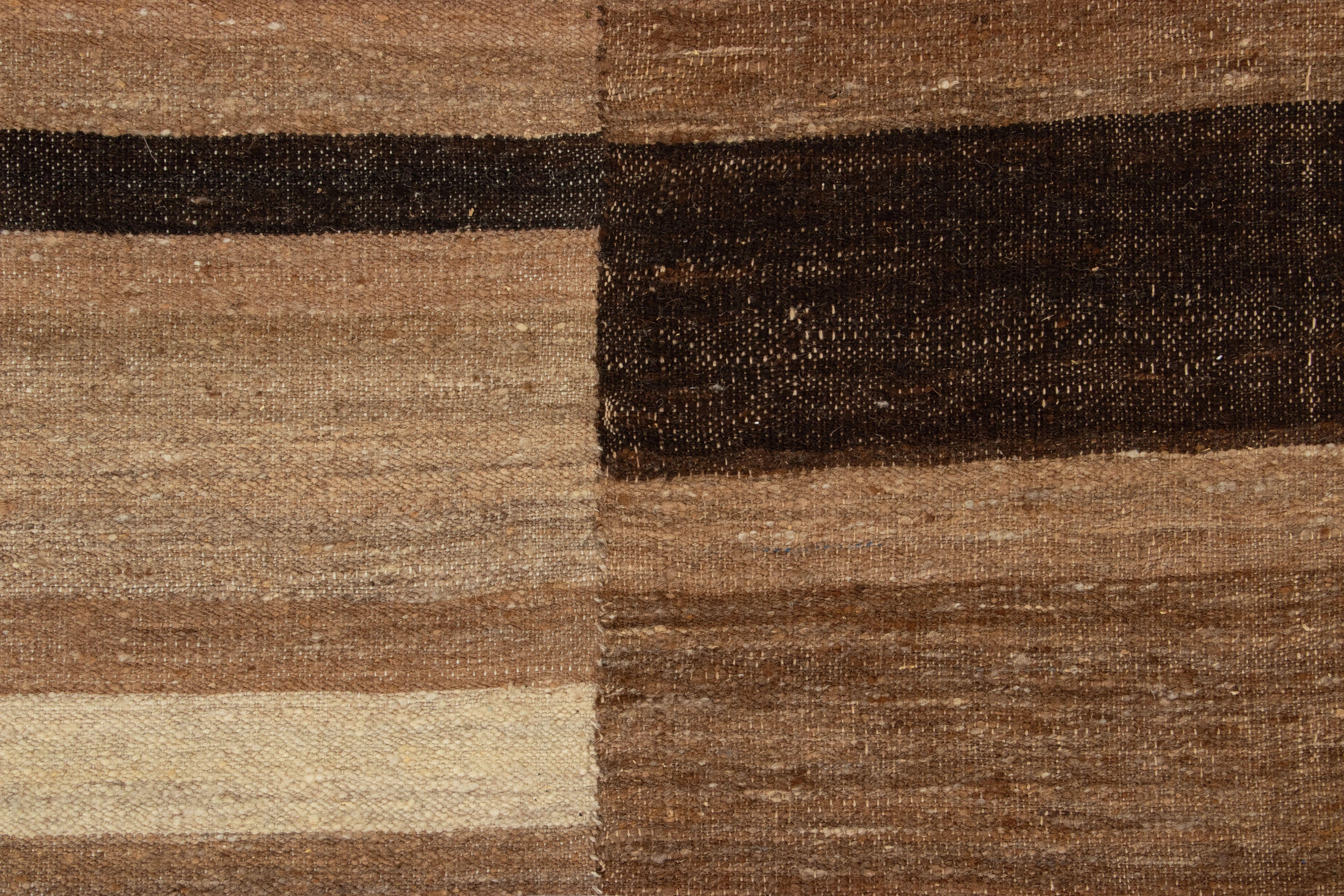 Vintage Persian Mazandaran Kilim in braun und grau gestreiftes Muster - Rug & Kilim
Rug & Kilim Website Titel: Vintage Persian Mazandaran Kilim in braun und grau gestreift - Rug & Kilim
Beschreibung: Dieser handgewebte persische Kelim im Format