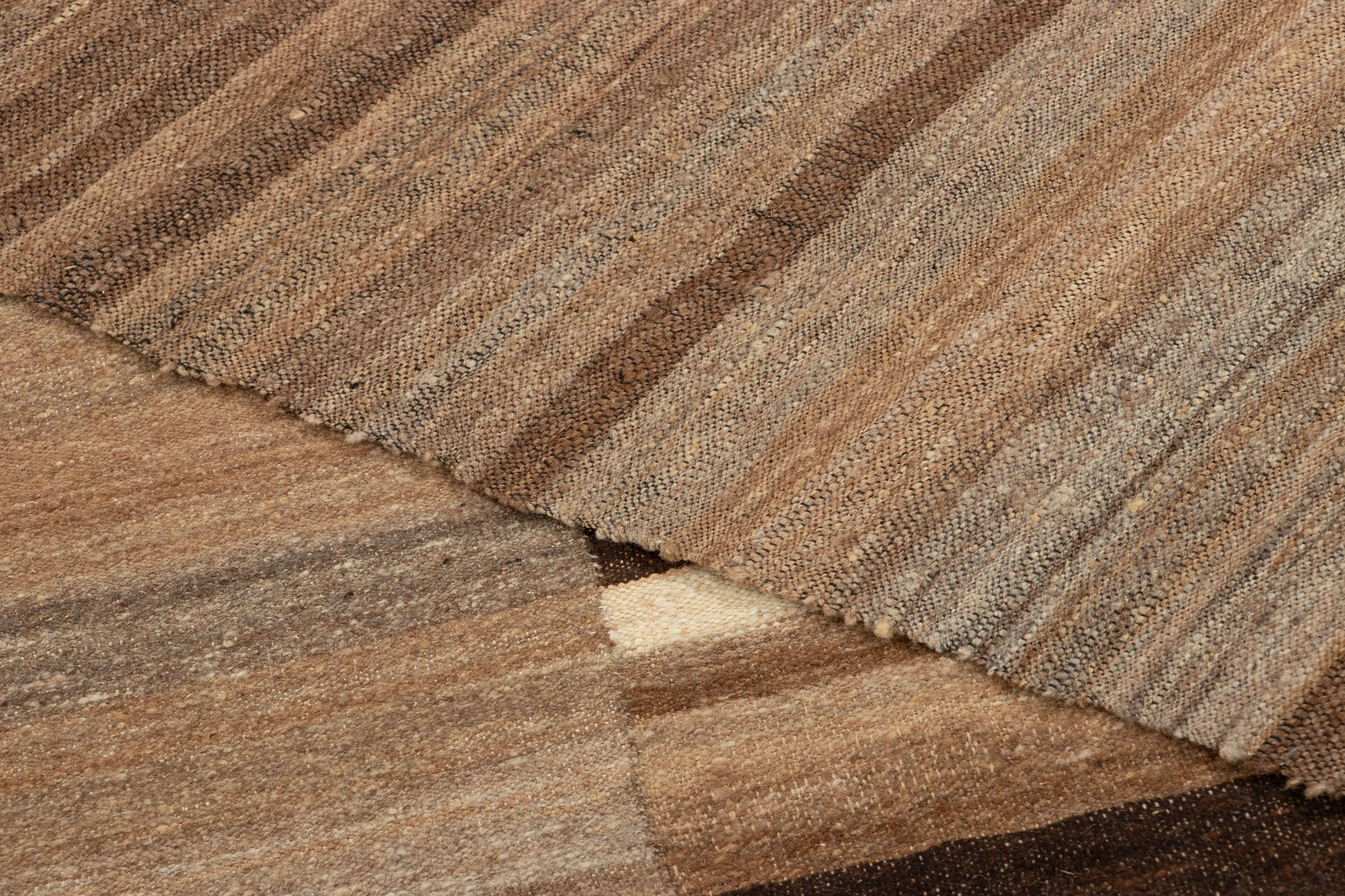 Vintage Persian Mazandaran Kilim in braun und grau gestreiftes Muster - Rug & Kilim (Persisch) im Angebot