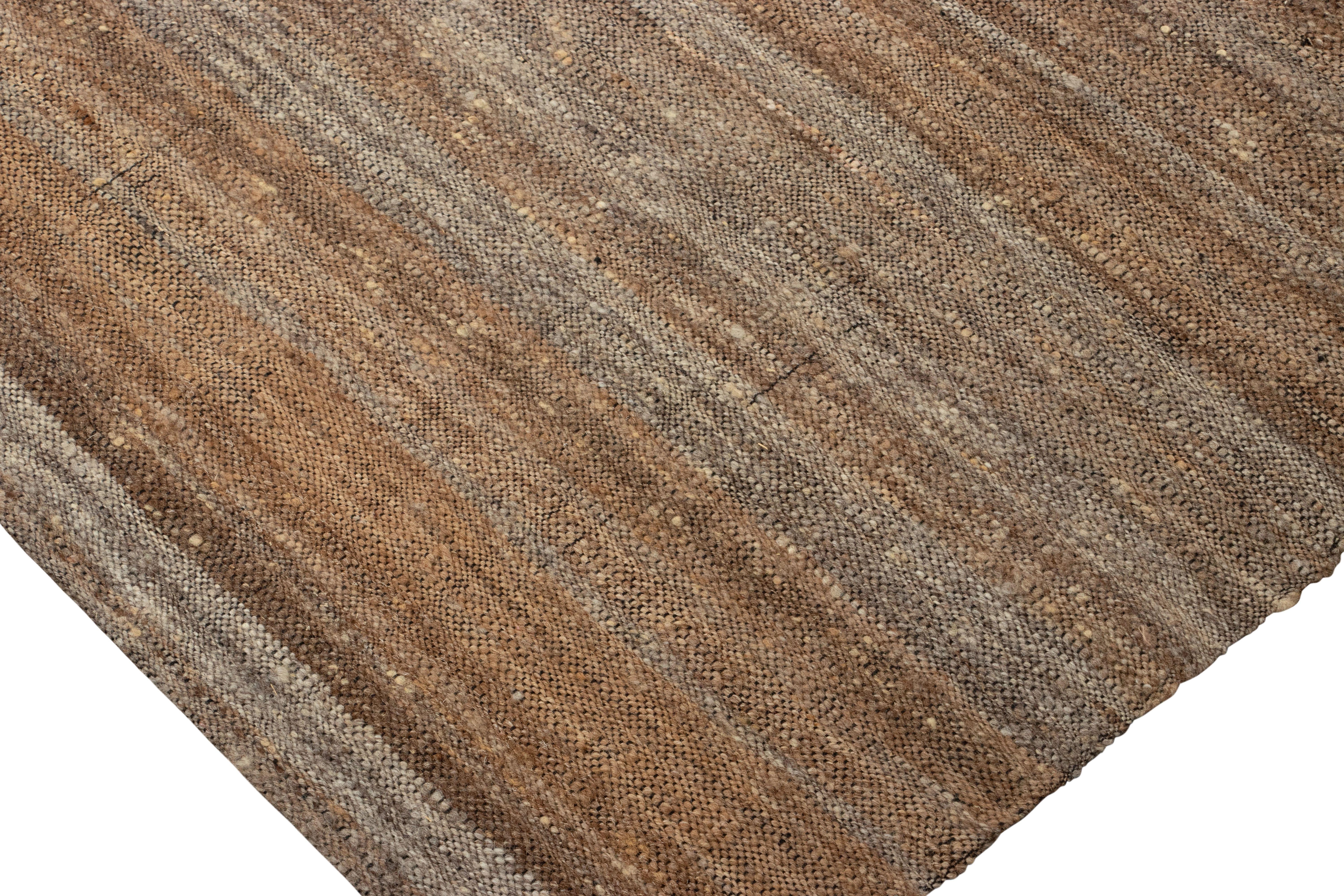 Vintage Persian Mazandaran Kilim in braun und grau gestreiftes Muster - Rug & Kilim im Zustand „Gut“ im Angebot in Long Island City, NY
