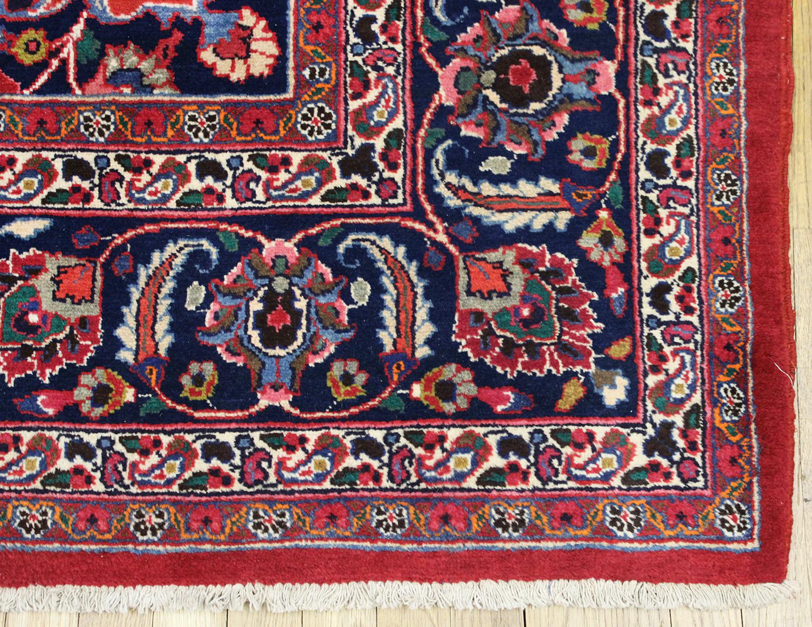 Persischer Meshed Oriental-Teppich in Zimmergröße, mit zentralem Medaillon, Vintage im Zustand „Gut“ im Angebot in New York, NY