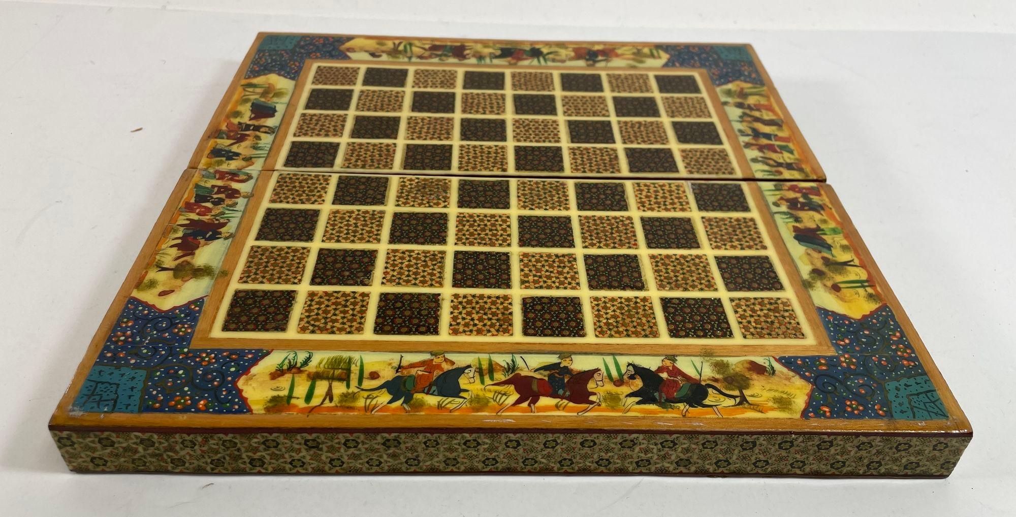 Islamique Boîte de jeu d'échecs persane vintage en micro-mosaïque en vente
