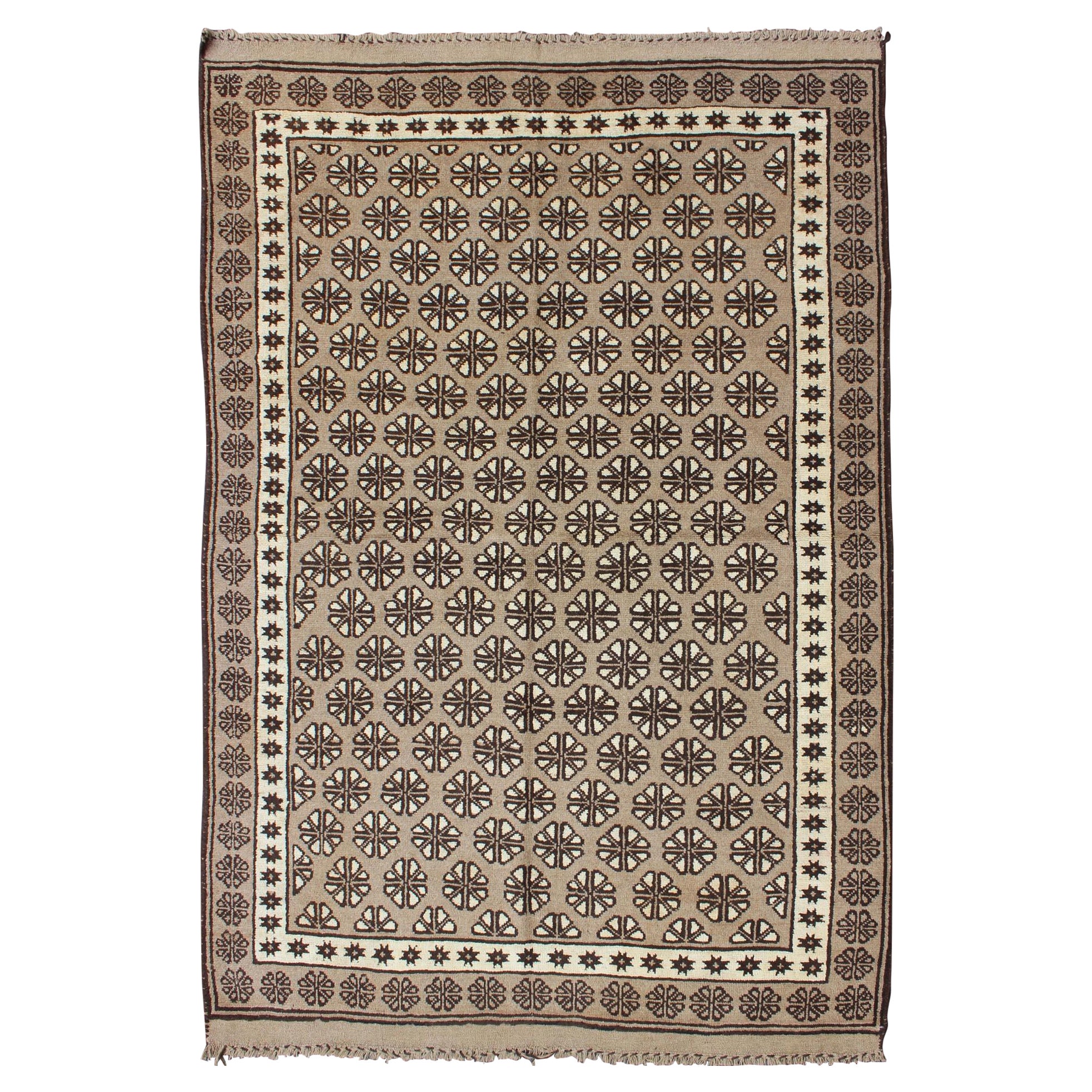 Tapis persan Mishan vintage avec motif de diamants sur toute sa surface en gris, marron et crème