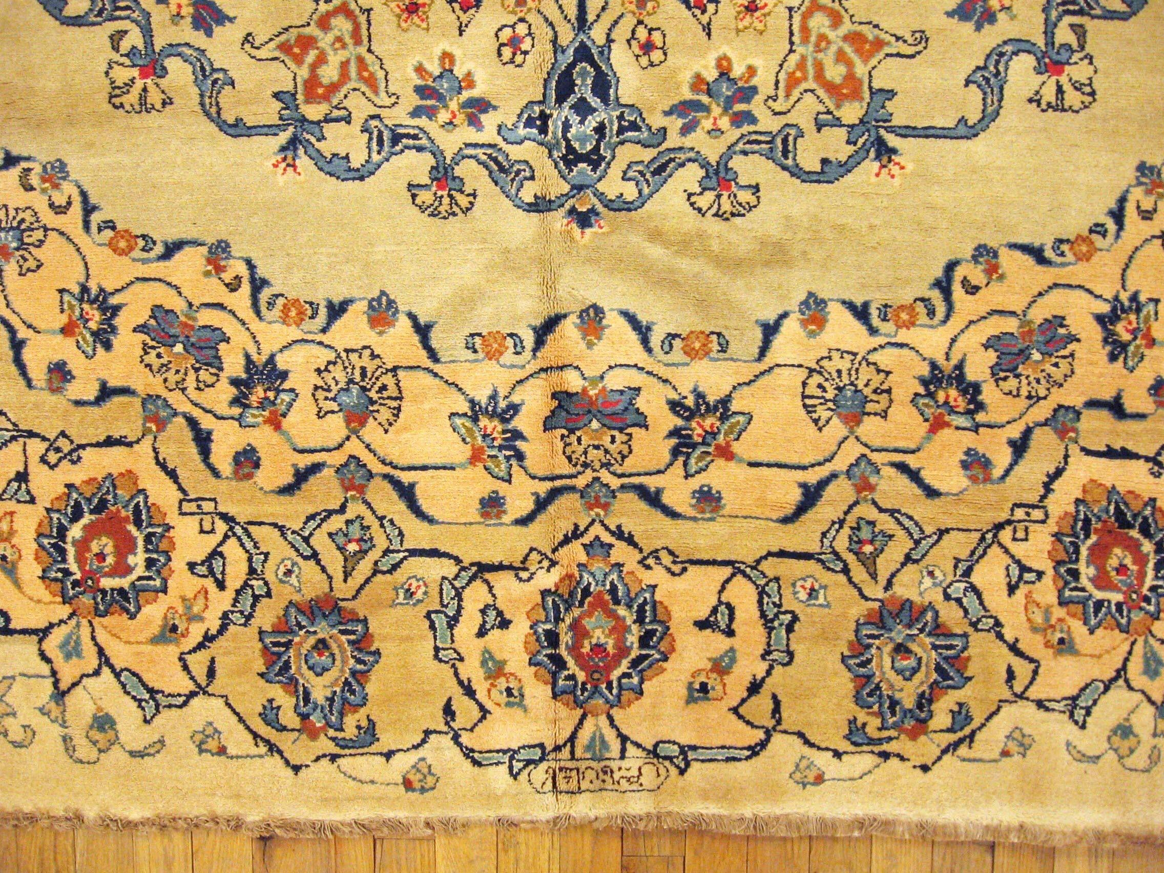 Persischer Mohtesham Kashan Orientalischer Vintage-Teppich im Vintage-Stil, mit Medaillon und weichen Farben (Handgeknüpft) im Angebot