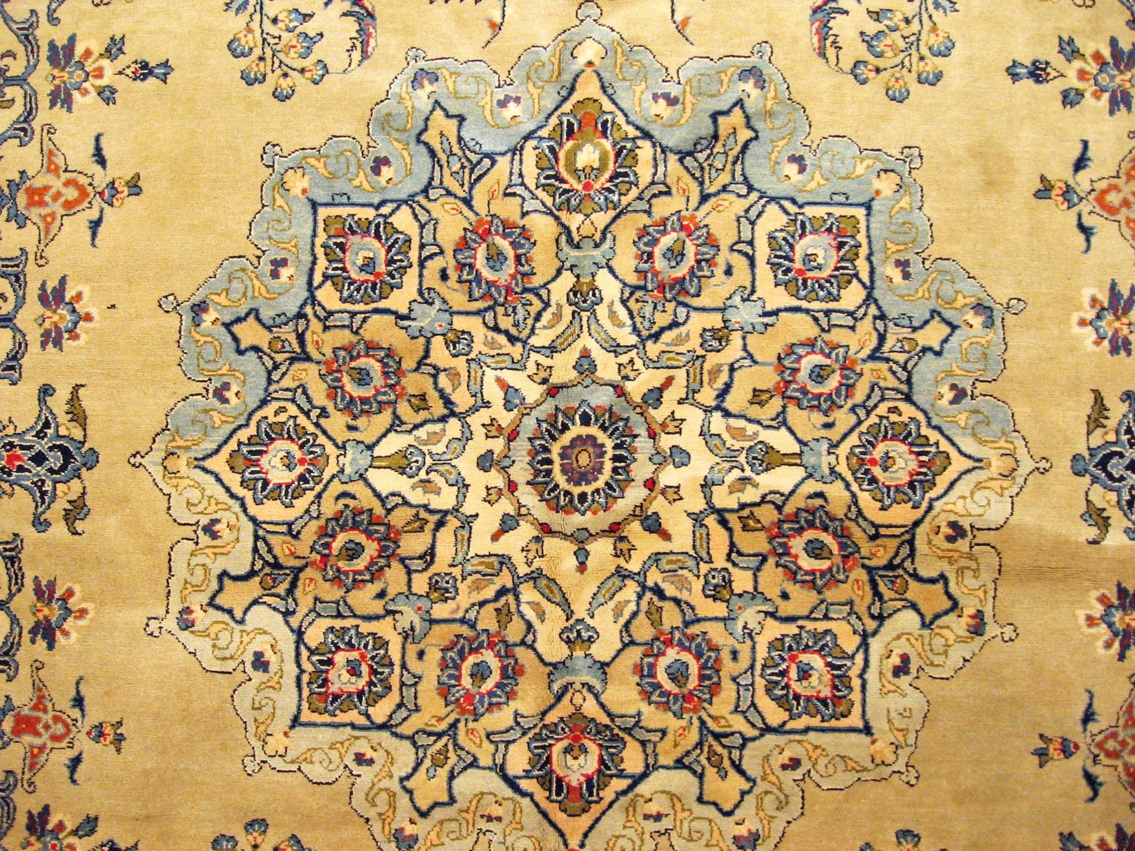 Noué à la main Tapis persan Mohtesham Kashan oriental vintage, avec médaillon et couleurs douces en vente
