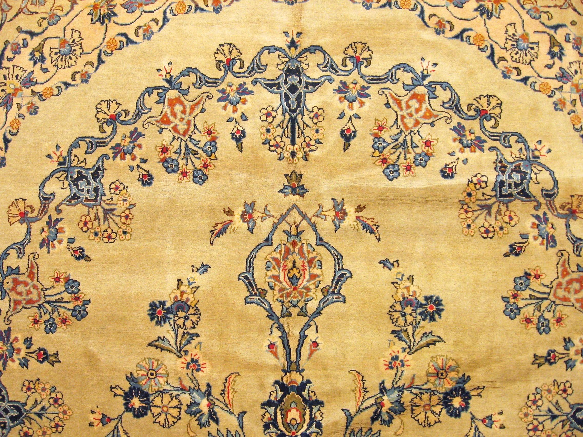 Persischer Mohtesham Kashan Orientalischer Vintage-Teppich im Vintage-Stil, mit Medaillon und weichen Farben (Mitte des 20. Jahrhunderts) im Angebot