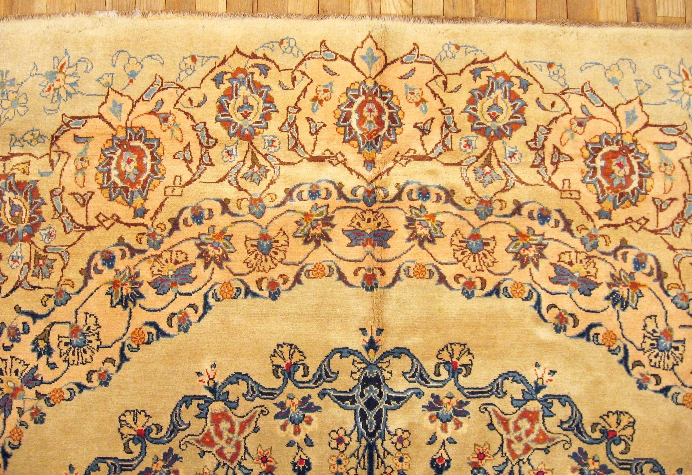 Milieu du XXe siècle Tapis persan Mohtesham Kashan oriental vintage, avec médaillon et couleurs douces en vente