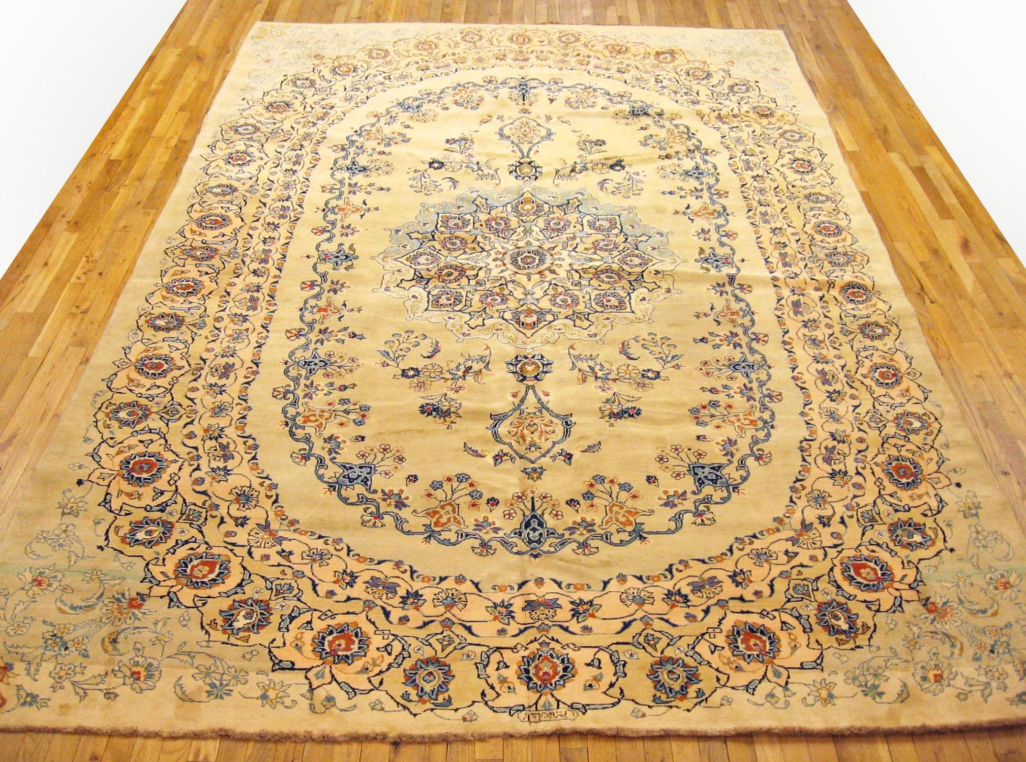 Persischer Mohtesham Kashan Orientalischer Vintage-Teppich im Vintage-Stil, mit Medaillon und weichen Farben im Angebot 1