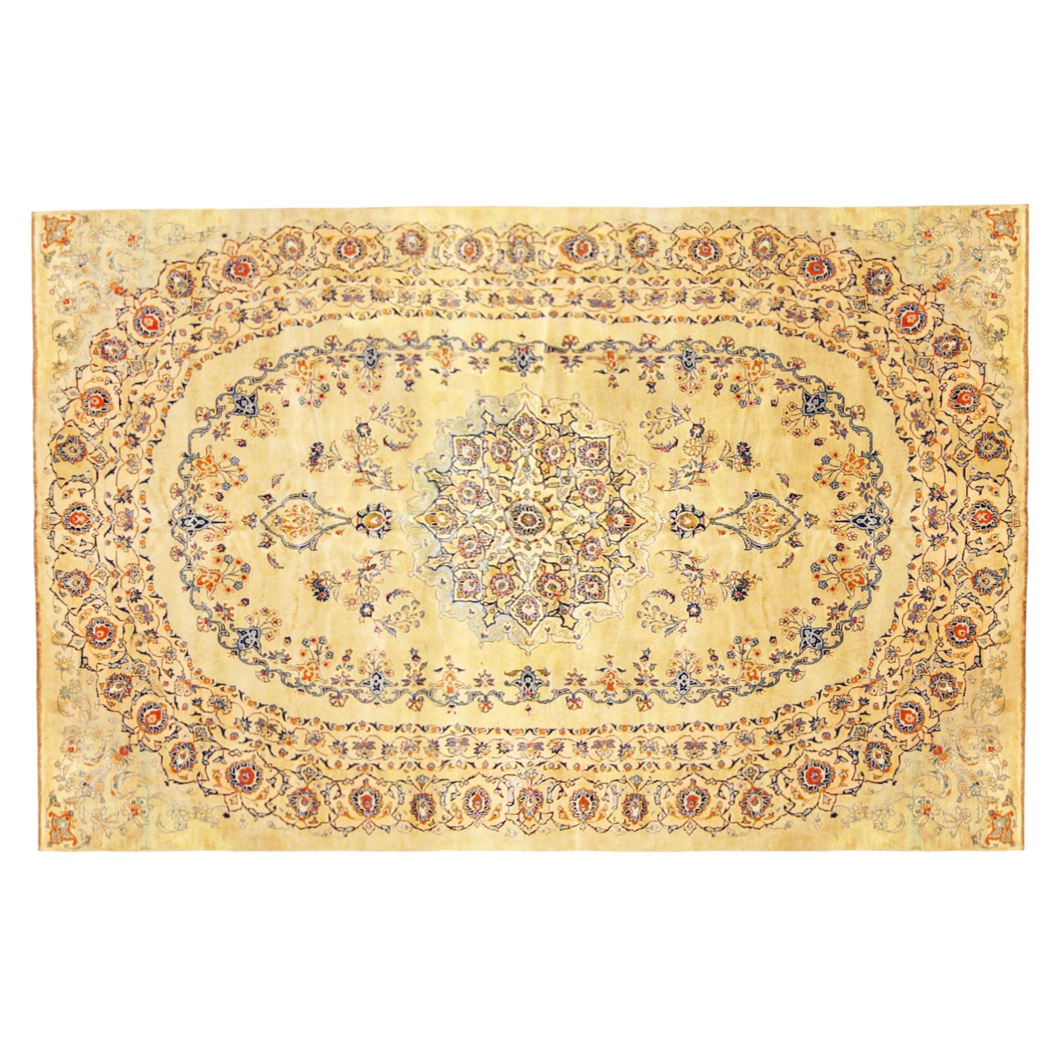 Tapis persan Mohtesham Kashan oriental vintage, avec médaillon et couleurs douces en vente