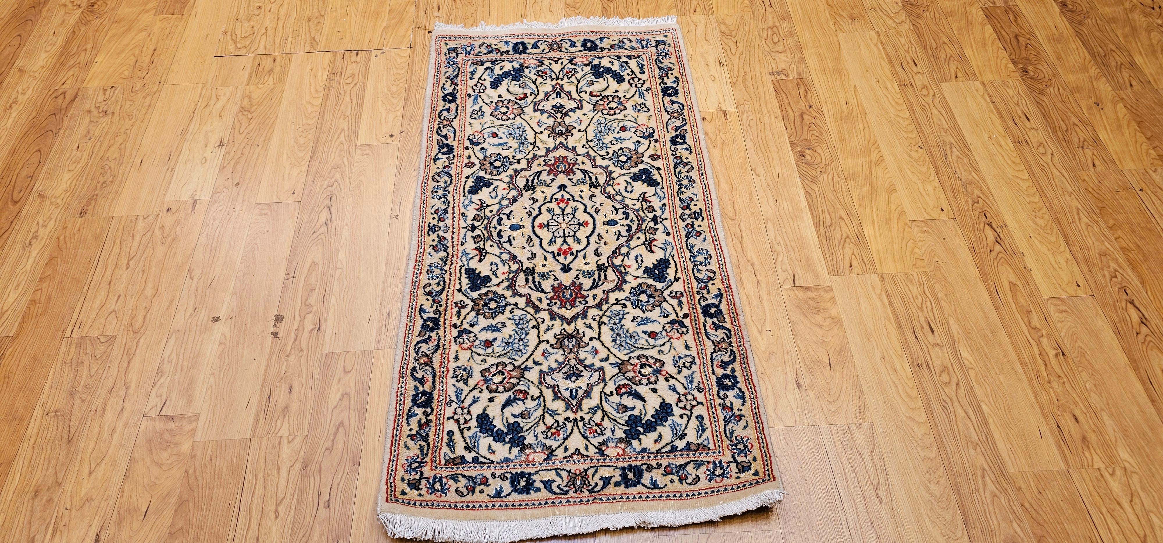 Vintage Persian Nain Area Rug In Floral Pattern mit Seide Highlights in Elfenbein im Angebot 3