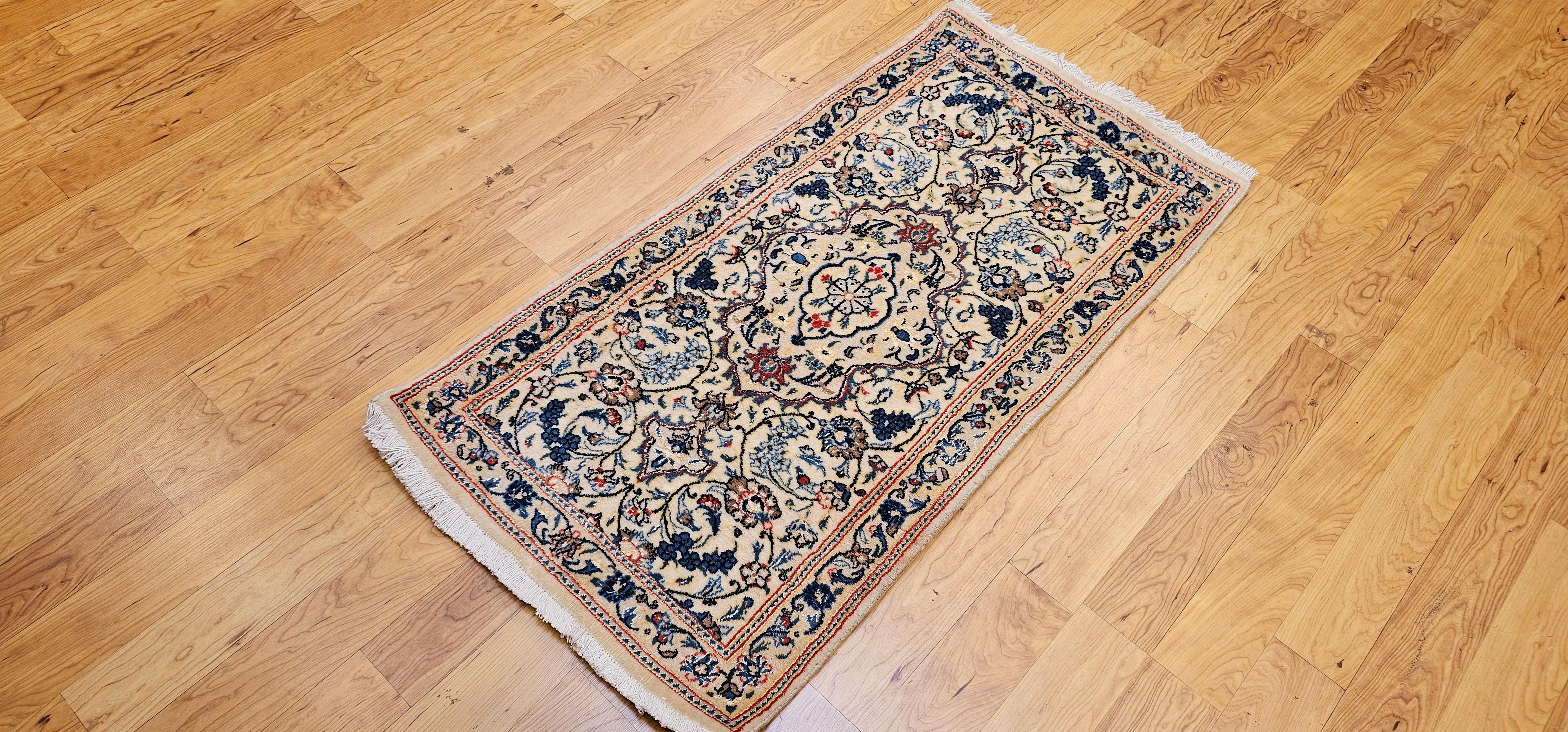 Vintage Persian Nain Area Rug In Floral Pattern mit Seide Highlights in Elfenbein im Angebot 4