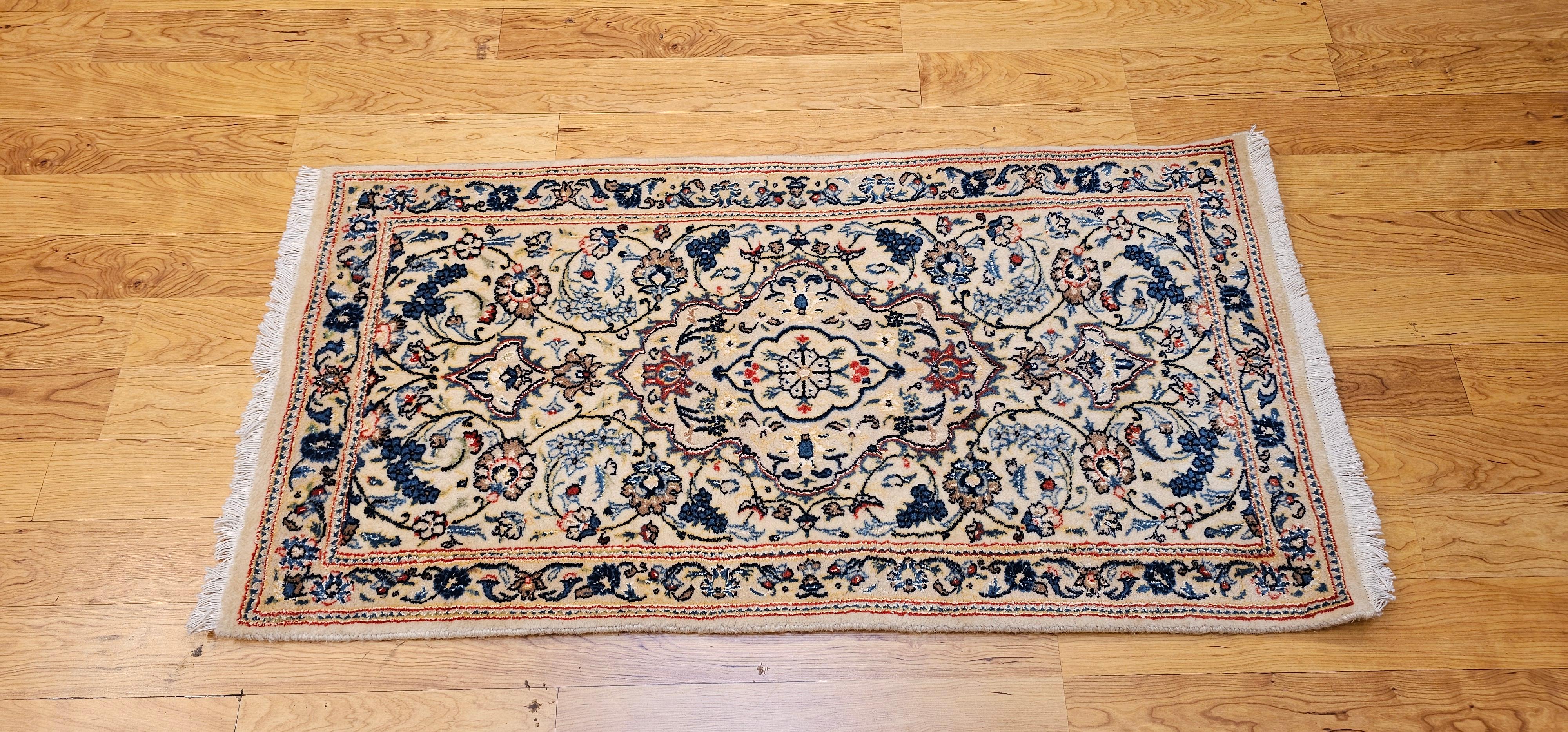 Vintage Persian Nain Area Rug In Floral Pattern mit Seide Highlights in Elfenbein im Angebot 5