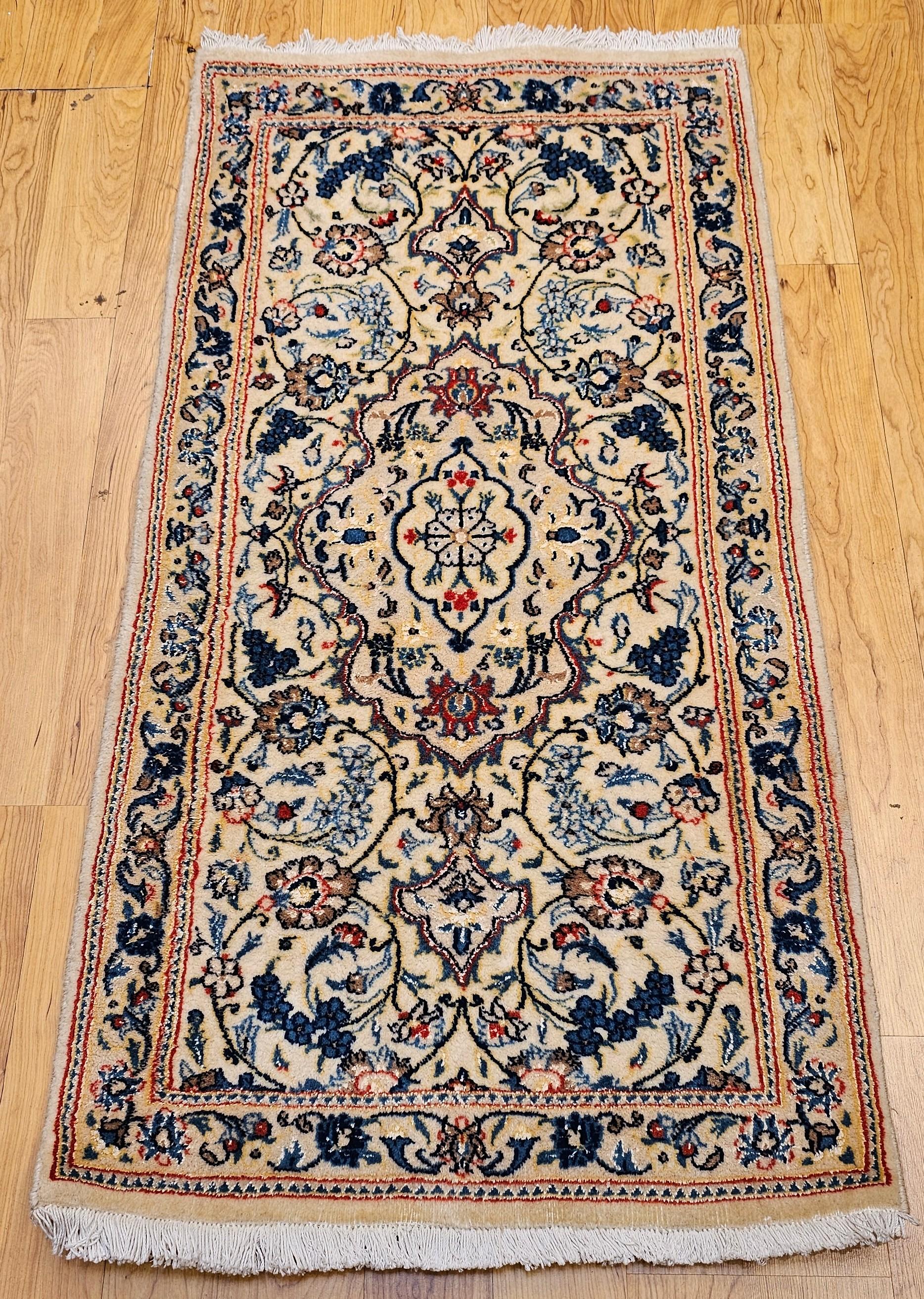 Ein feiner handgewebter persischer Nain-Teppich aus dem 3. Viertel der 1900er Jahre. Dieses elegante Stück zeigt ein leuchtend weißes Feld mit verschlungenen blauen Blumenmotiven, die mit schimmernden Seidenakzenten akzentuiert sind und einen