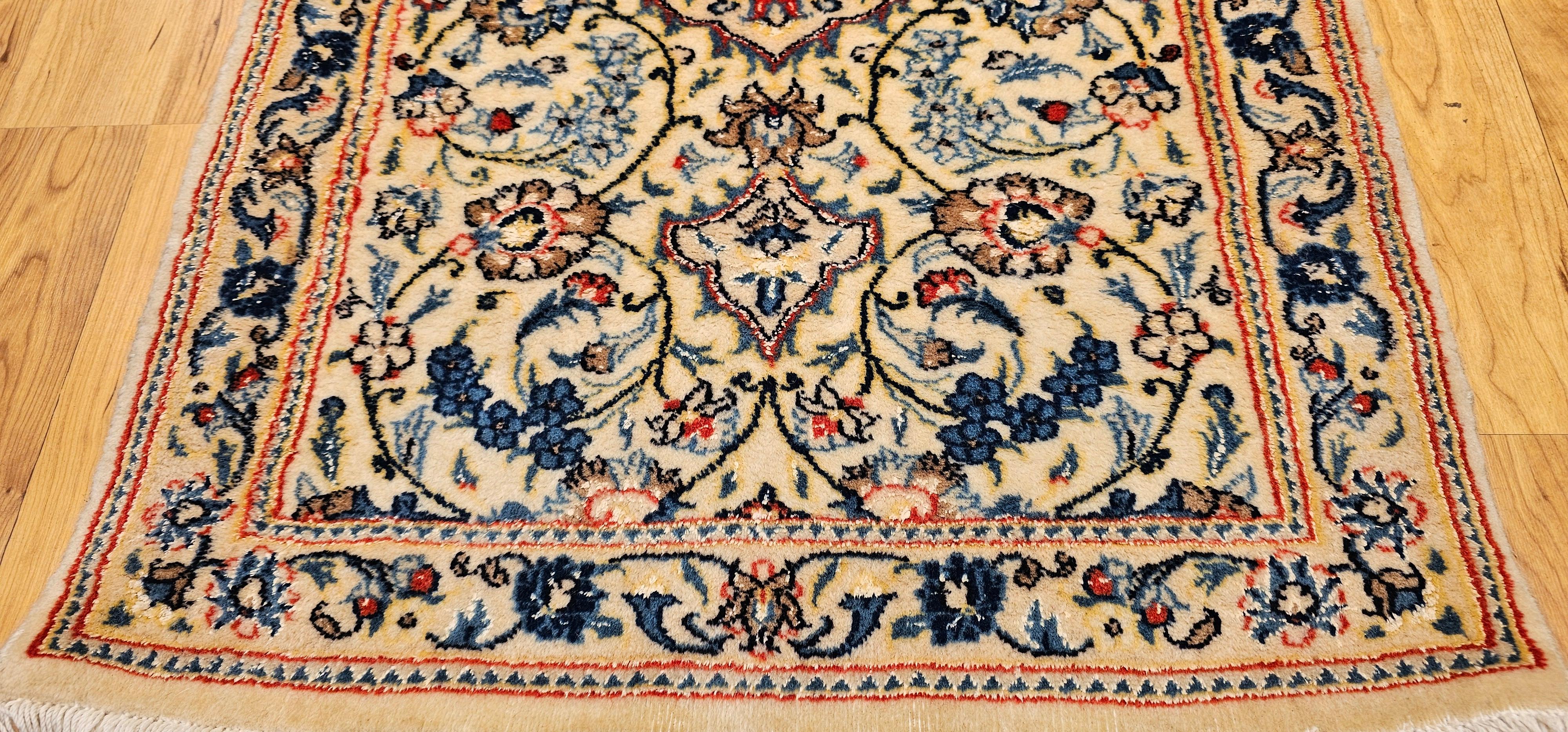Vintage Persian Nain Area Rug In Floral Pattern mit Seide Highlights in Elfenbein (Persisch) im Angebot