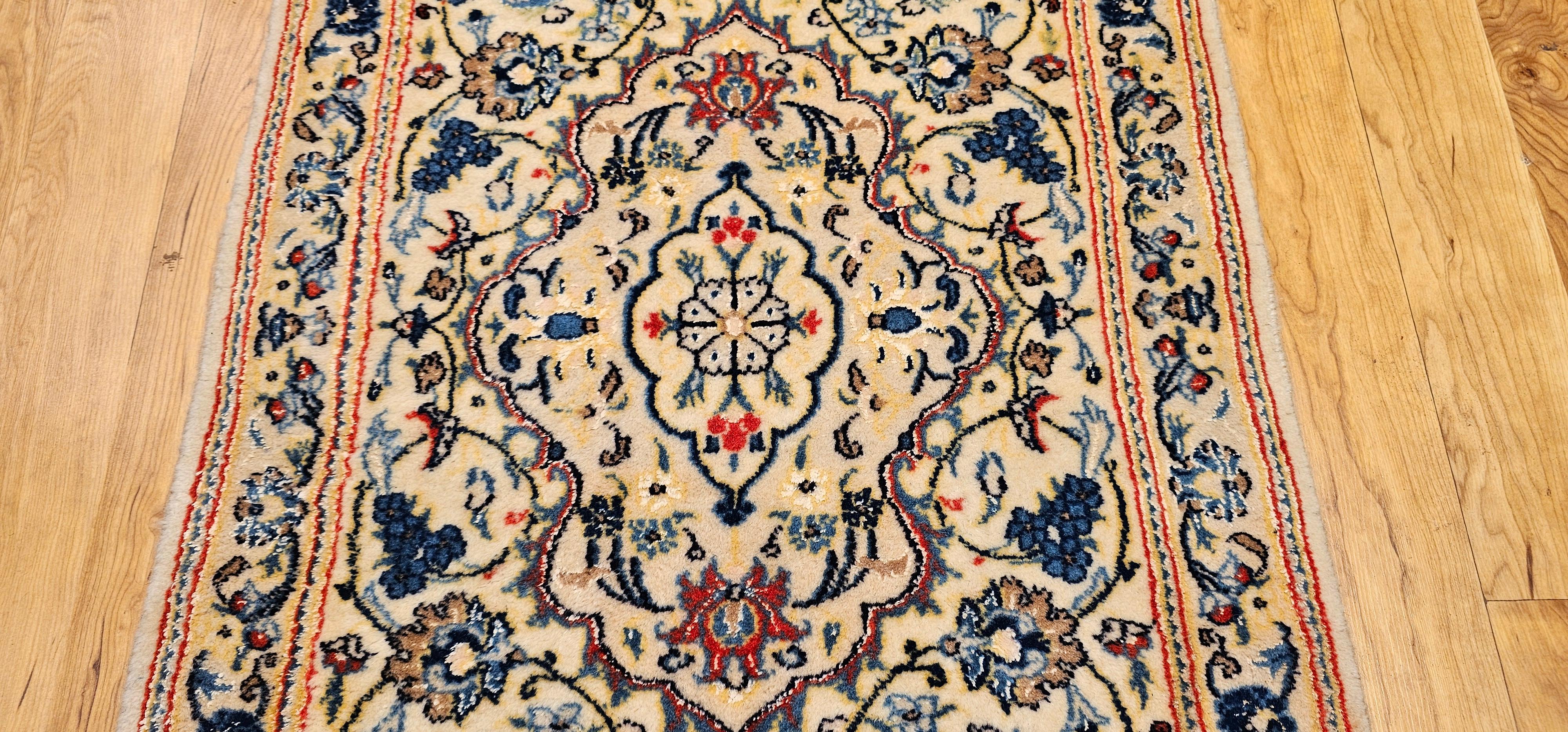 Vintage Persian Nain Area Rug In Floral Pattern mit Seide Highlights in Elfenbein (Handgewebt) im Angebot