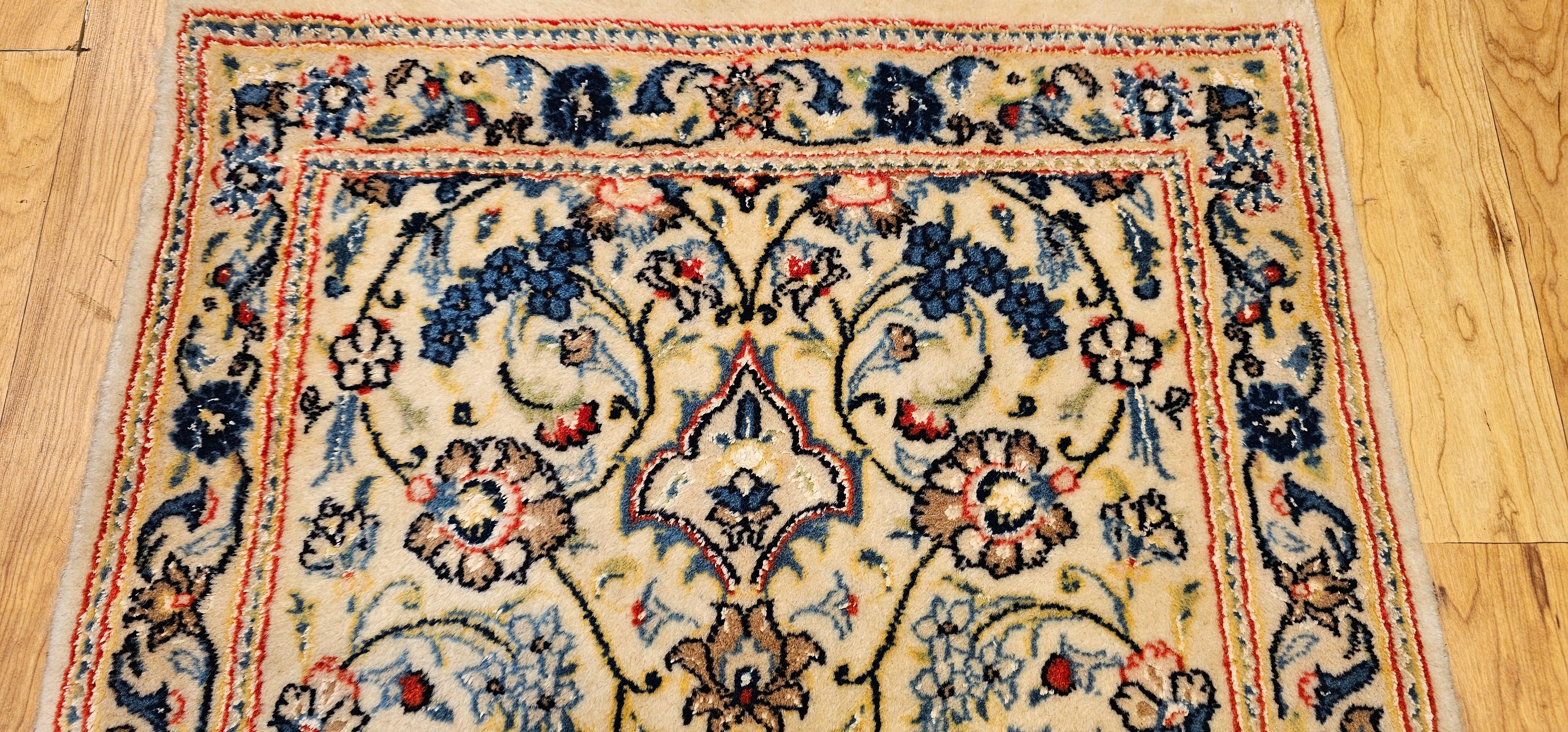 Vintage Persian Nain Area Rug In Floral Pattern mit Seide Highlights in Elfenbein im Zustand „Gut“ im Angebot in Barrington, IL