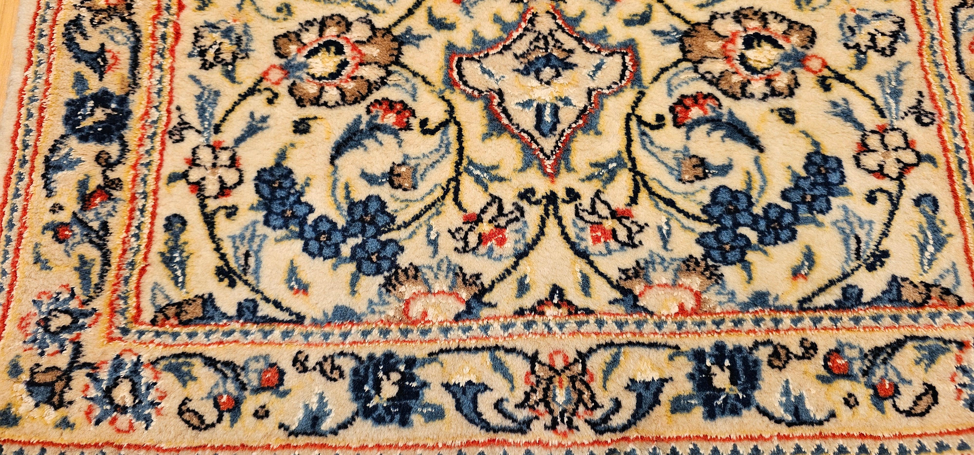 Vintage Persian Nain Area Rug In Floral Pattern mit Seide Highlights in Elfenbein (20. Jahrhundert) im Angebot
