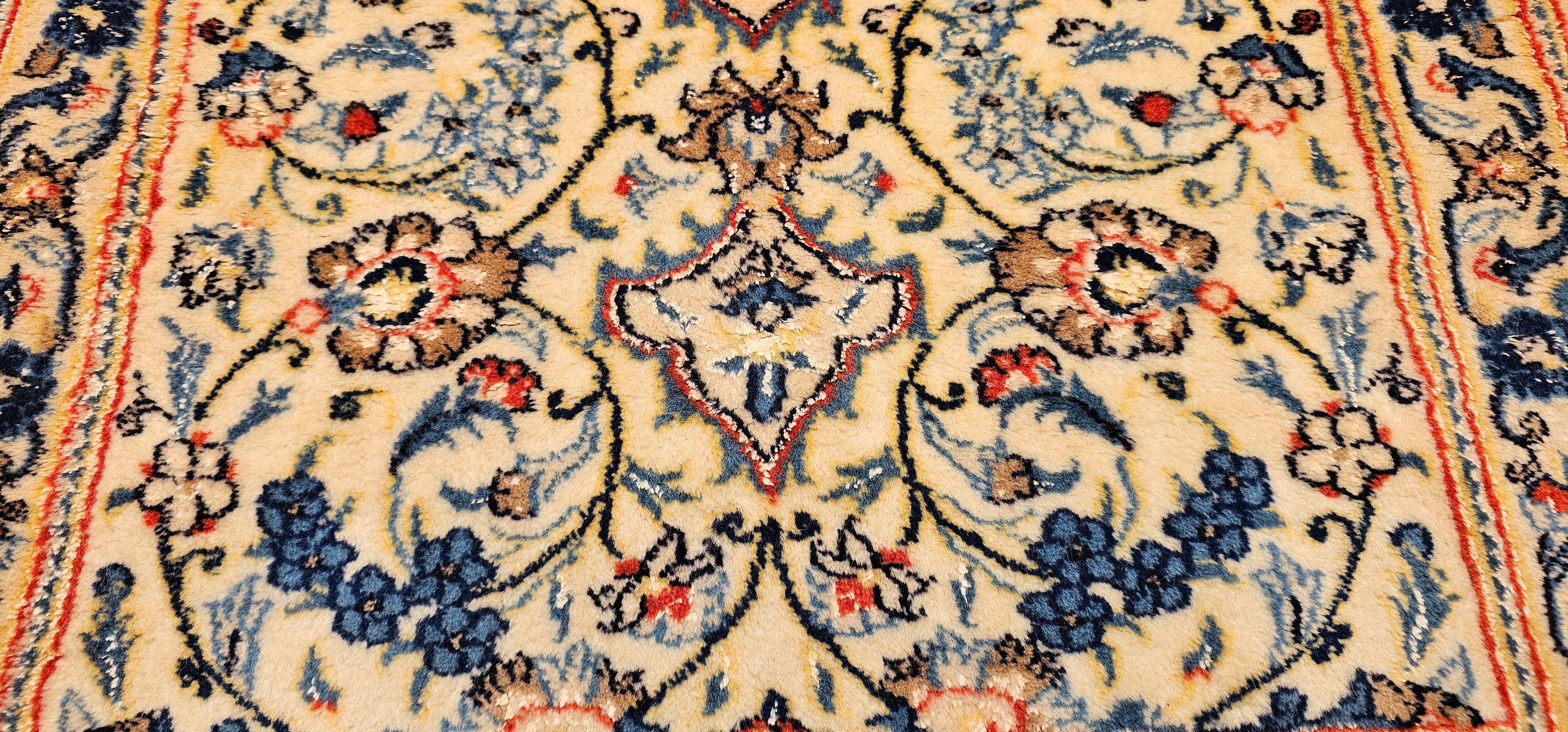 Vintage Persian Nain Area Rug In Floral Pattern mit Seide Highlights in Elfenbein (Wolle) im Angebot