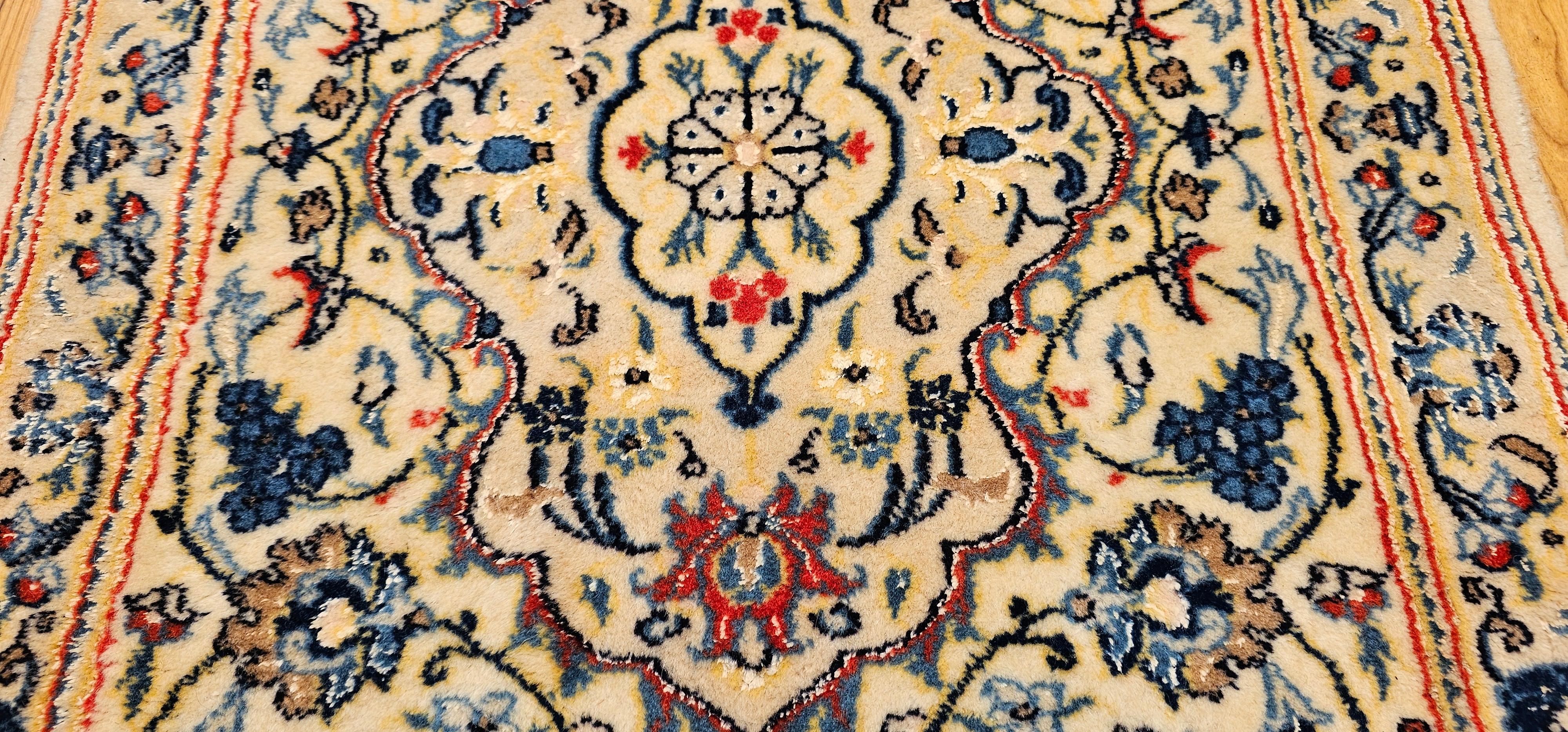 Vintage Persian Nain Area Rug In Floral Pattern mit Seide Highlights in Elfenbein im Angebot 1