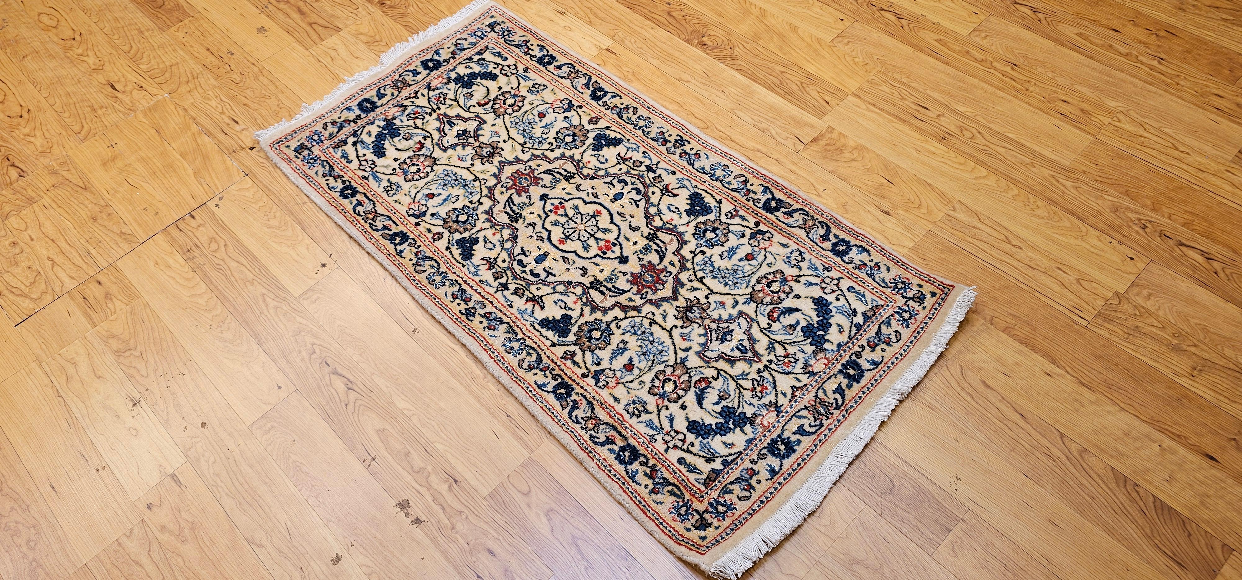Vintage Persian Nain Area Rug In Floral Pattern mit Seide Highlights in Elfenbein im Angebot 2