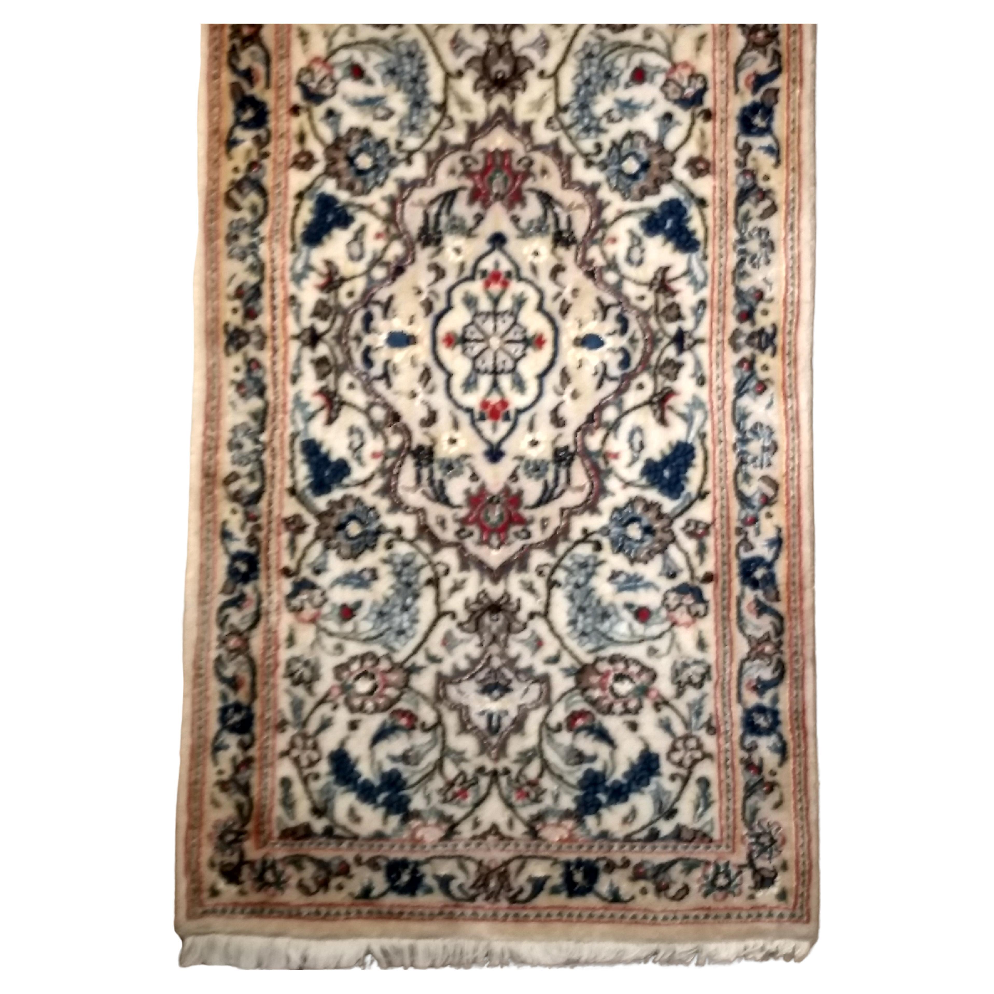 Vintage Persian Nain Area Rug In Floral Pattern mit Seide Highlights in Elfenbein