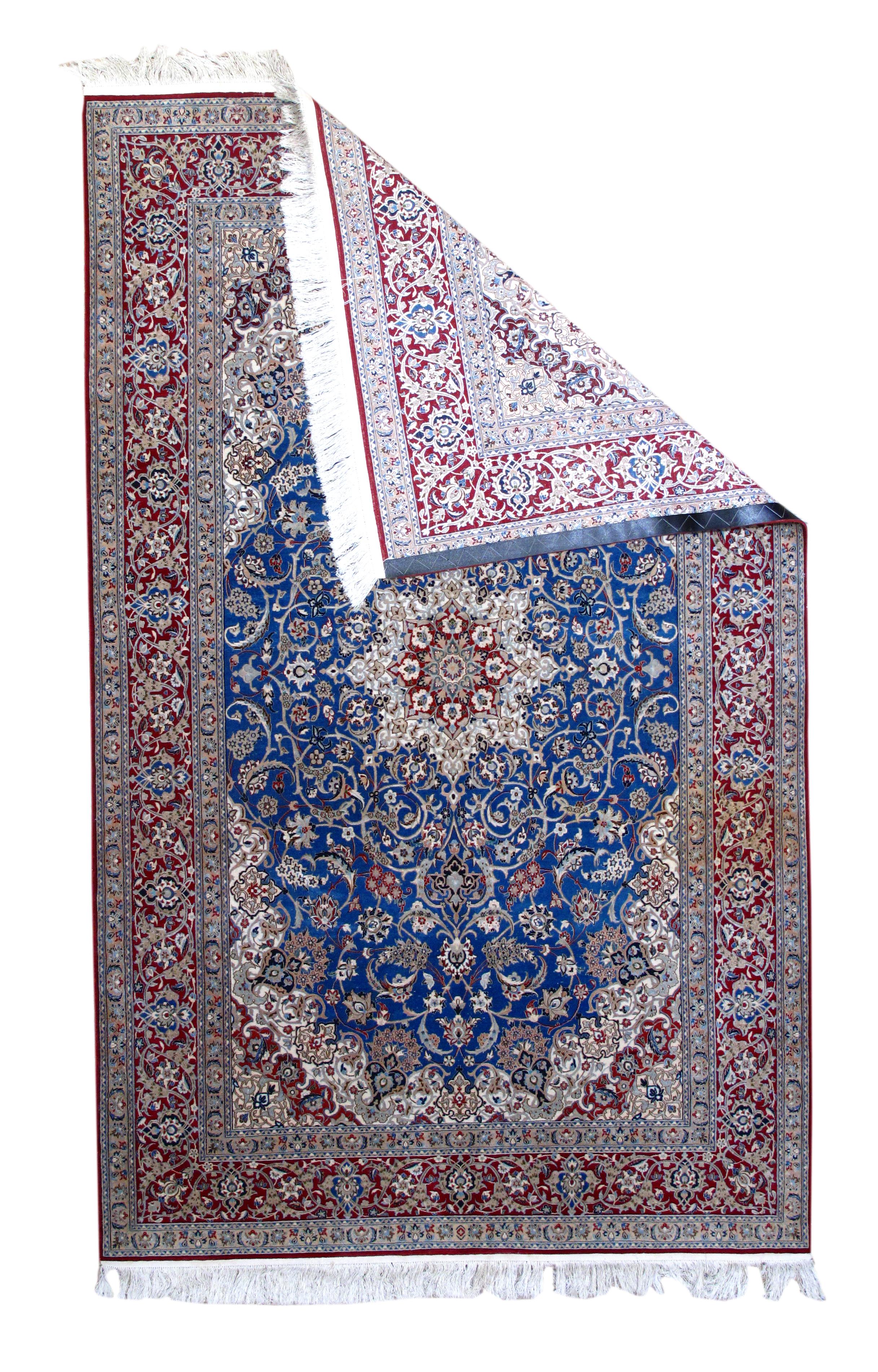 Tappeto persiano vintage Nain 5'0'' x 8'3''. Tappeti di questa città della Persia centrale, dagli anni '30 in poi; da molto fini a estremamente fini. Generalmente in colori chiari su disegni a medaglione. I migliori esempi con accenti di seta.