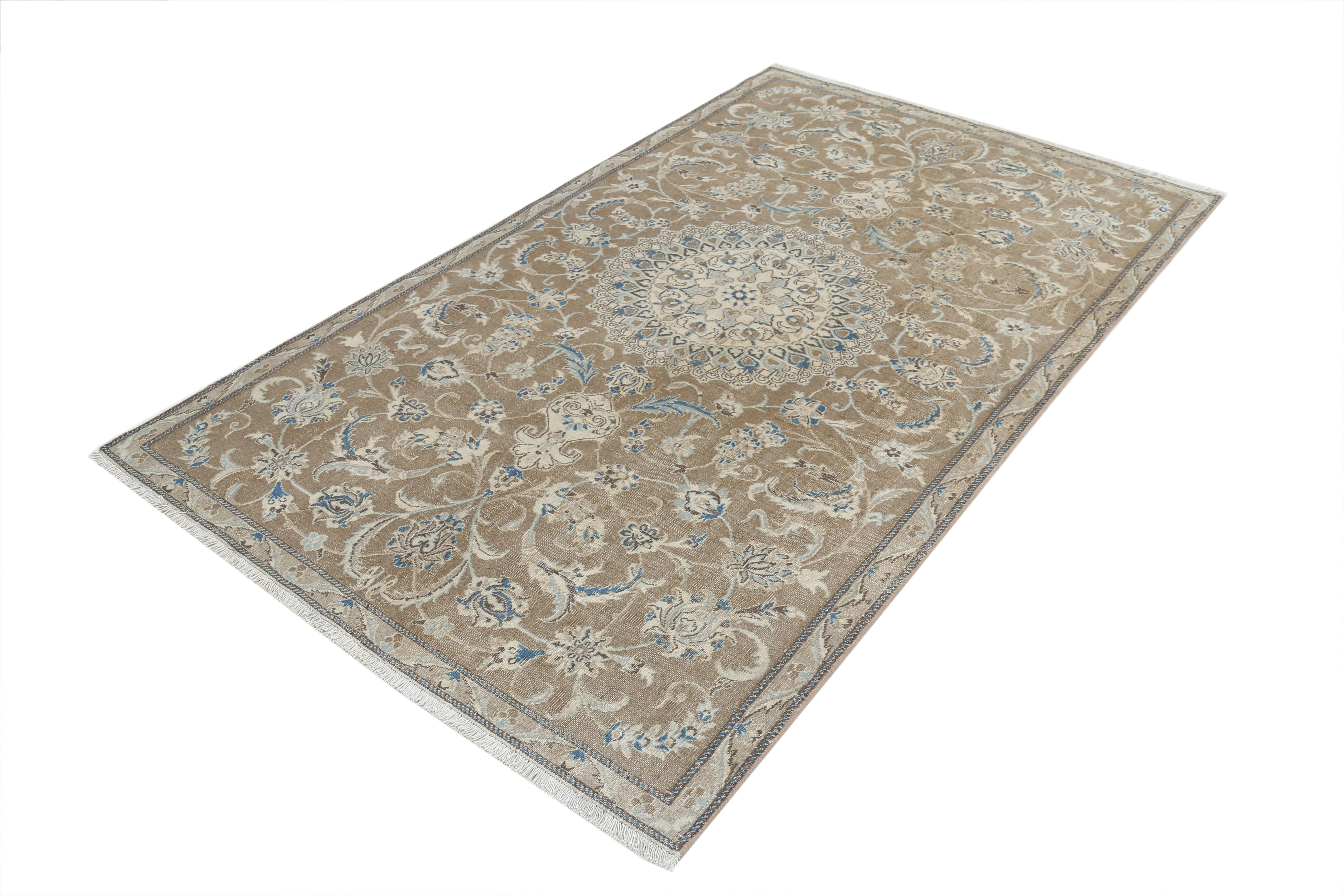 Eine wirklich atemberaubende Vintage Persian Nain Teppich, der in bei 4'7ft in der Breite und 7'11ft in der Länge misst. Dieses zeitlose, handgewebte Stück ist in Anbetracht seiner reichen Geschichte in sehr gutem Zustand.