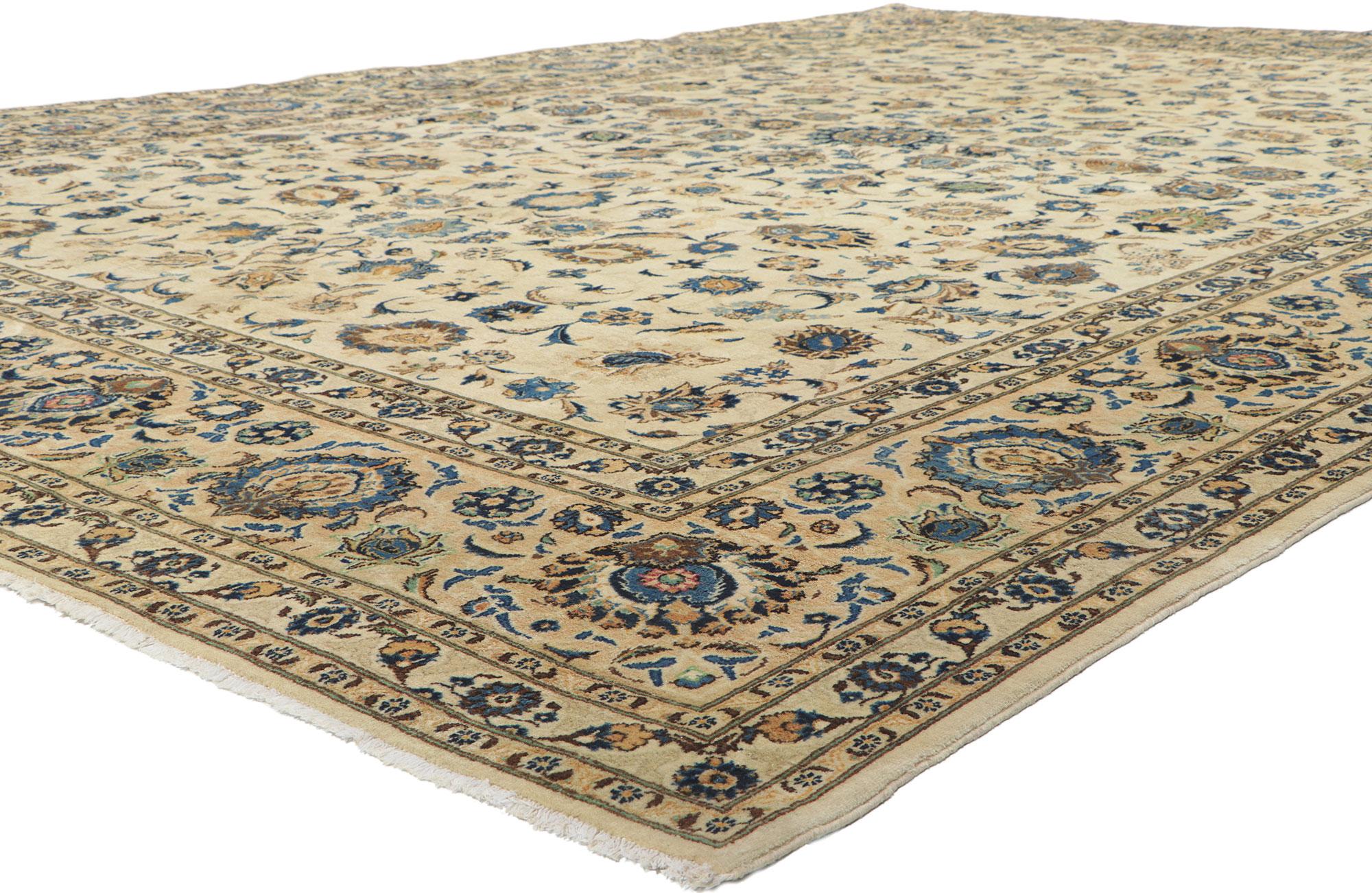 77738 Vintage Persian Nain Rug, 10'04 x 14'11. Dieser handgeknüpfte persische Nain-Teppich aus Wolle im Vintage-Stil besticht durch seinen zeitlosen Stil und seine unglaubliche Detailtreue und Textur. Das verschnörkelte botanische Design und die