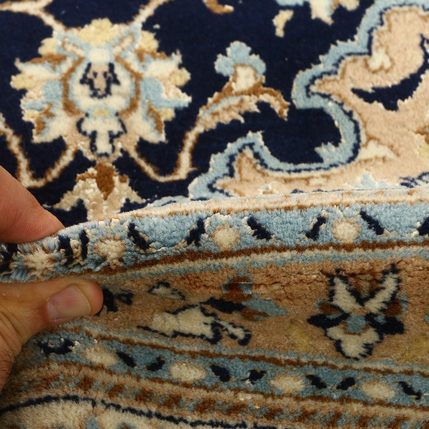 I tappeti Naein, provenienti dalla piccola città di Naein nell'Iran centrale, sono famosi per la loro raffinata lavorazione artigianale, gli eleganti design e l'eccezionale qualità. Tessuti a mano da abili artigiani, questi tappeti combinano il